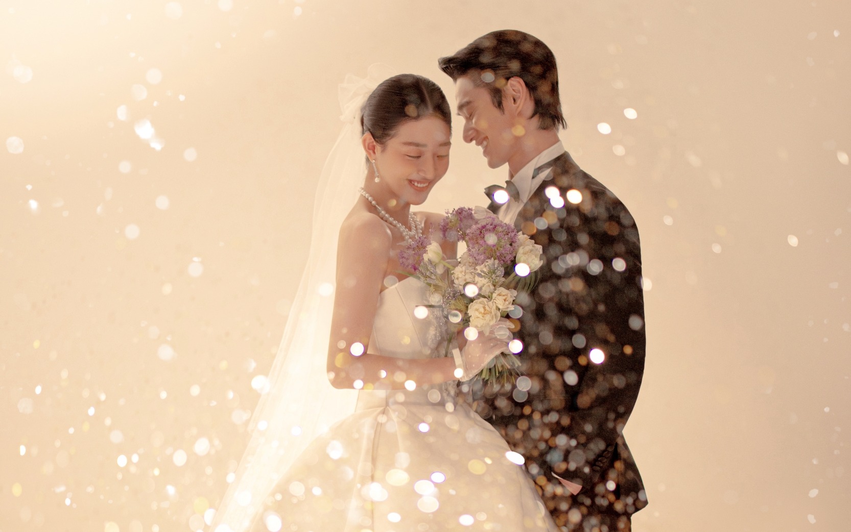 星光落满缎面婚纱，把求婚藏进婚纱照里