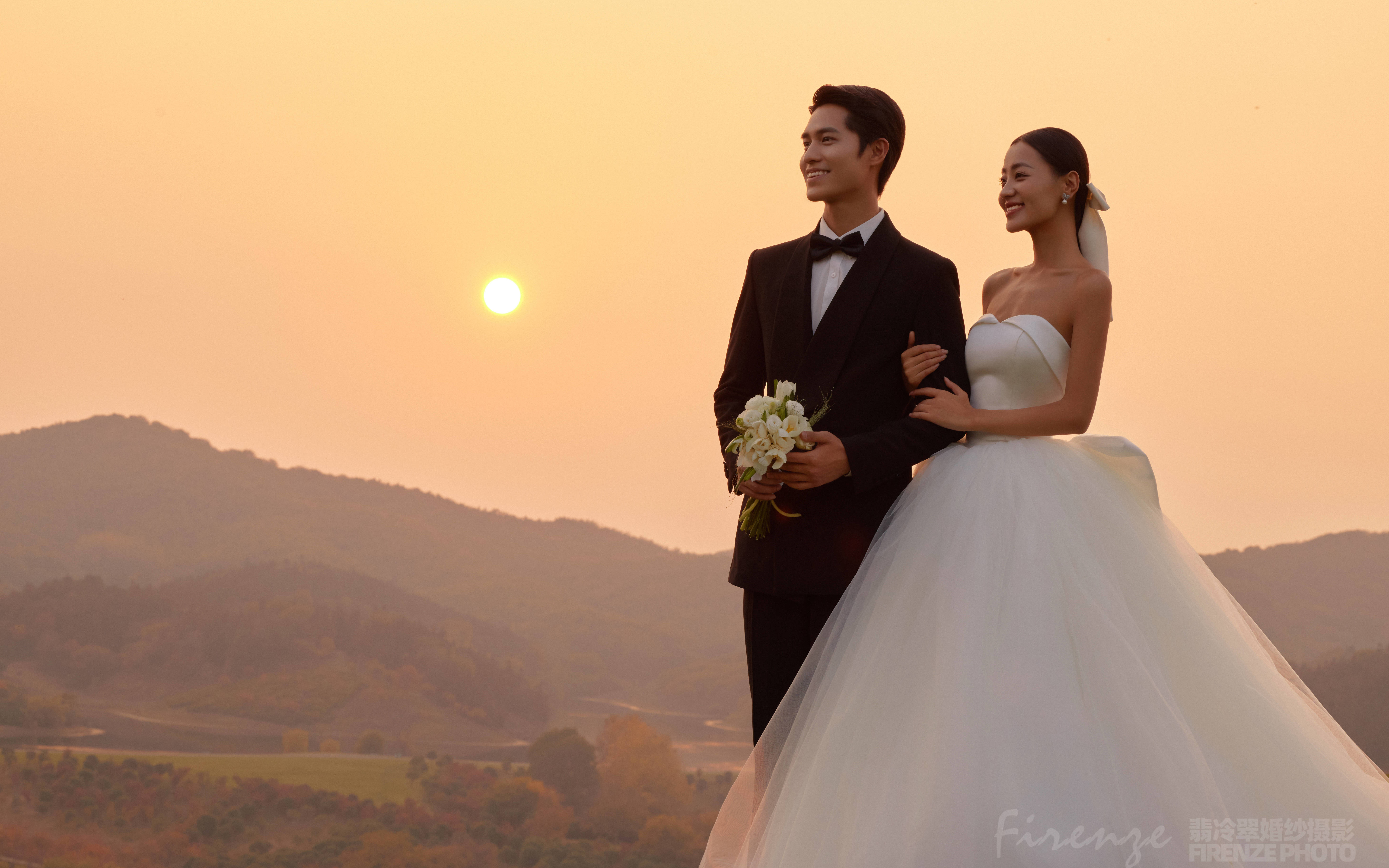 户外山顶纪实浪漫婚纱照 慢慢感受着时光的浪漫细语