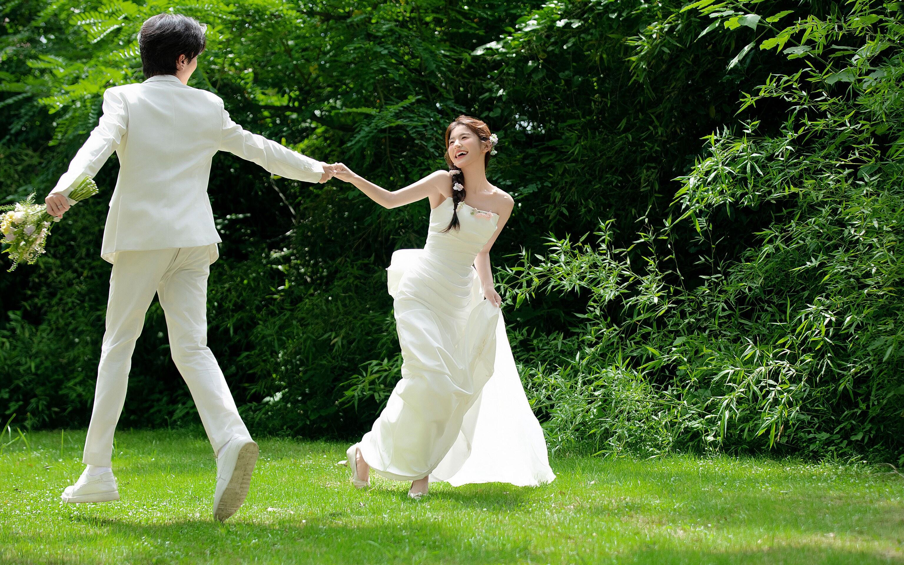 【清新甜美是00后超愛的鮮花草坪婚紗照風(fēng)格！】
