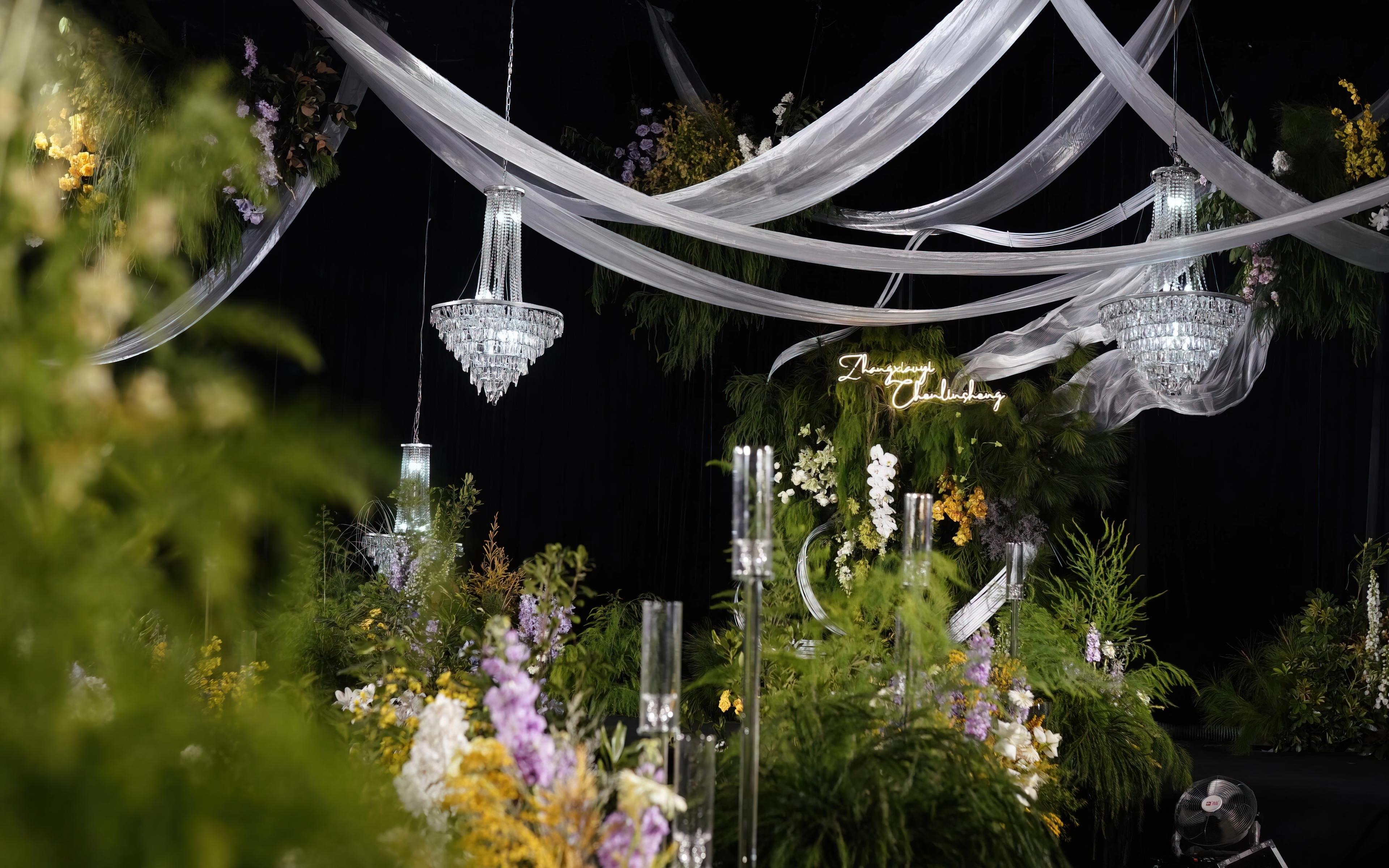 森系风吊顶搭配水晶元素的婚礼