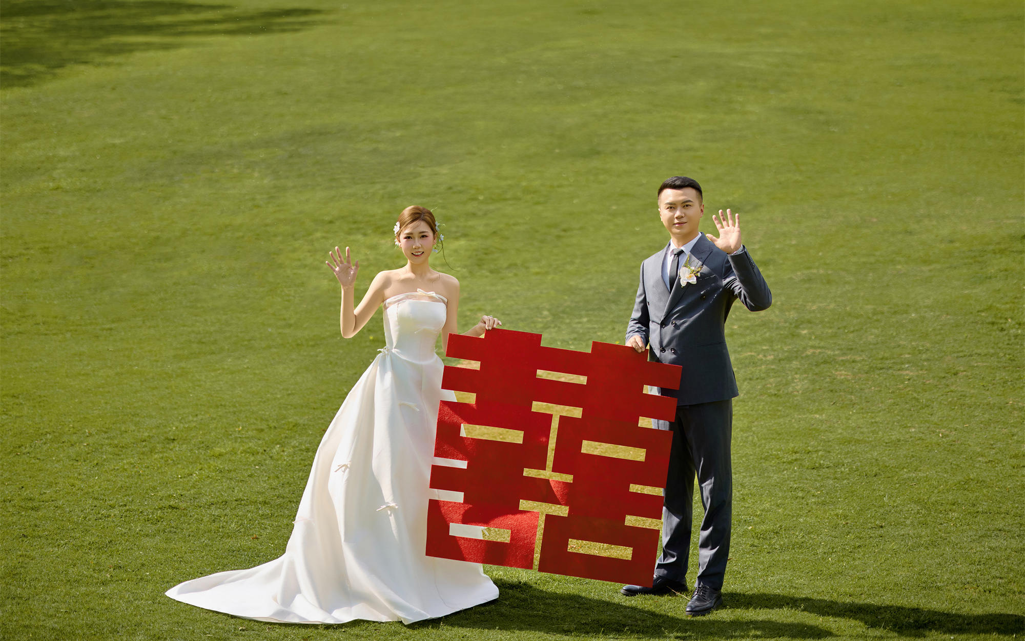 快碼住??00后把喜嫁婚紗照搬到草坪超出片