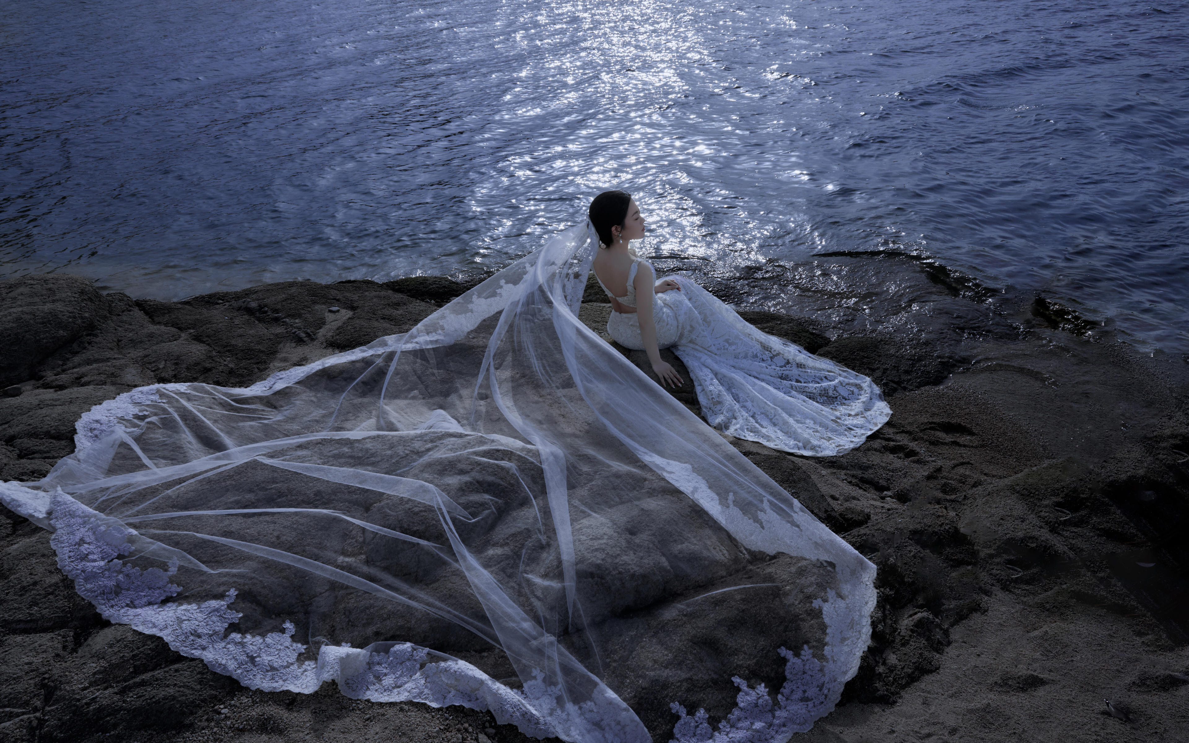 海边礁石婚纱照