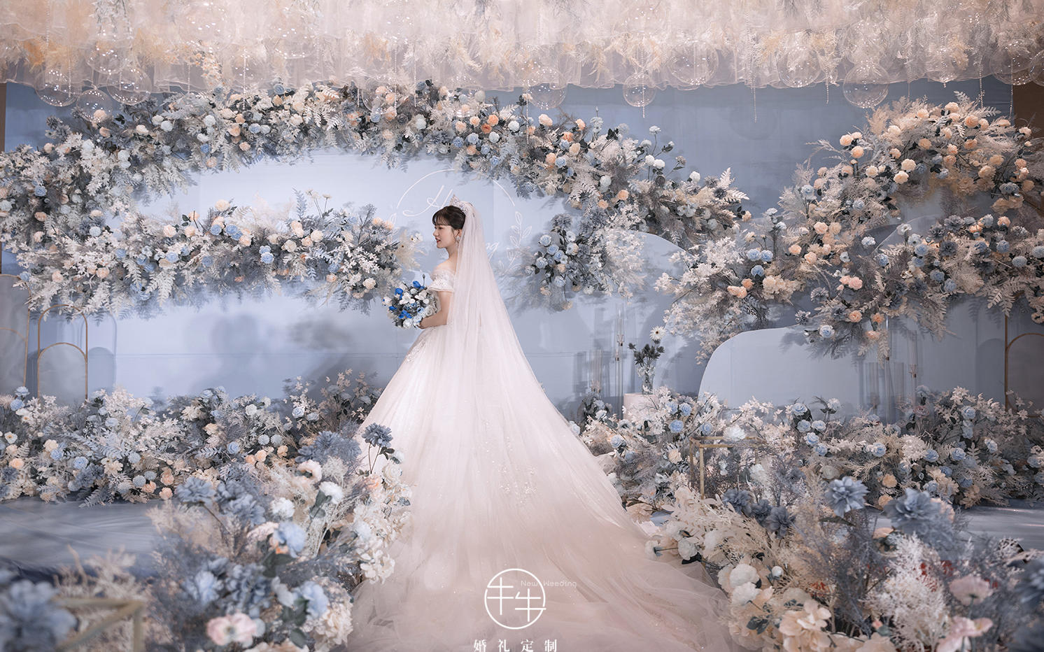 【高级雾霾蓝的清新婚礼，花艺饱满性价比超级高】