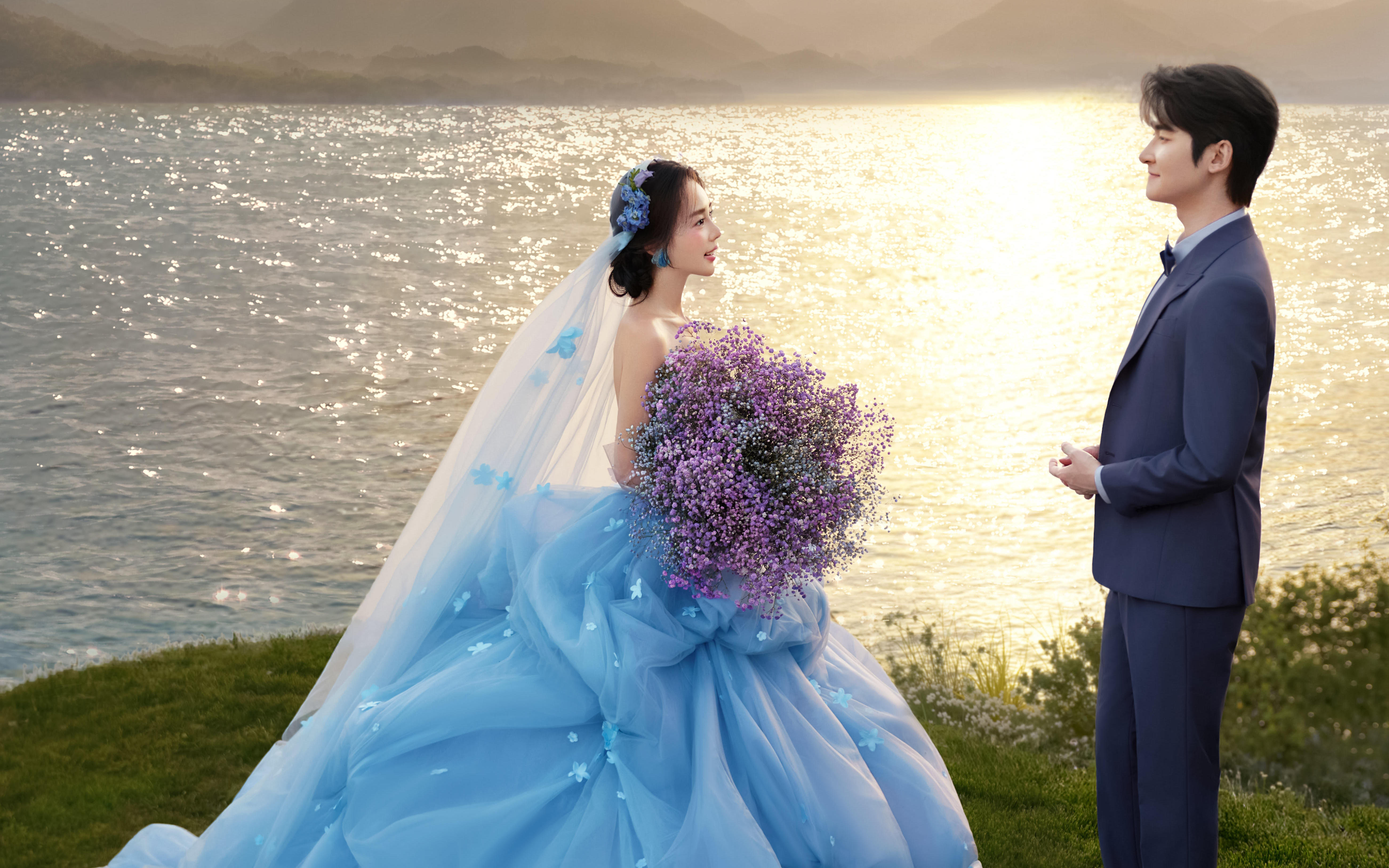蓝色花神！与海边夕阳碰撞的婚纱照
