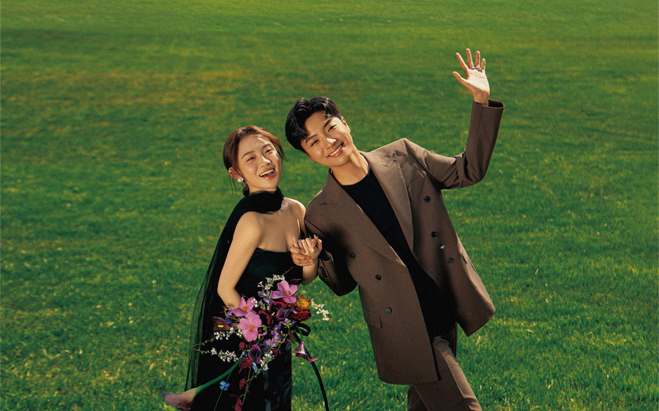 小众黑裙草坪风婚纱照