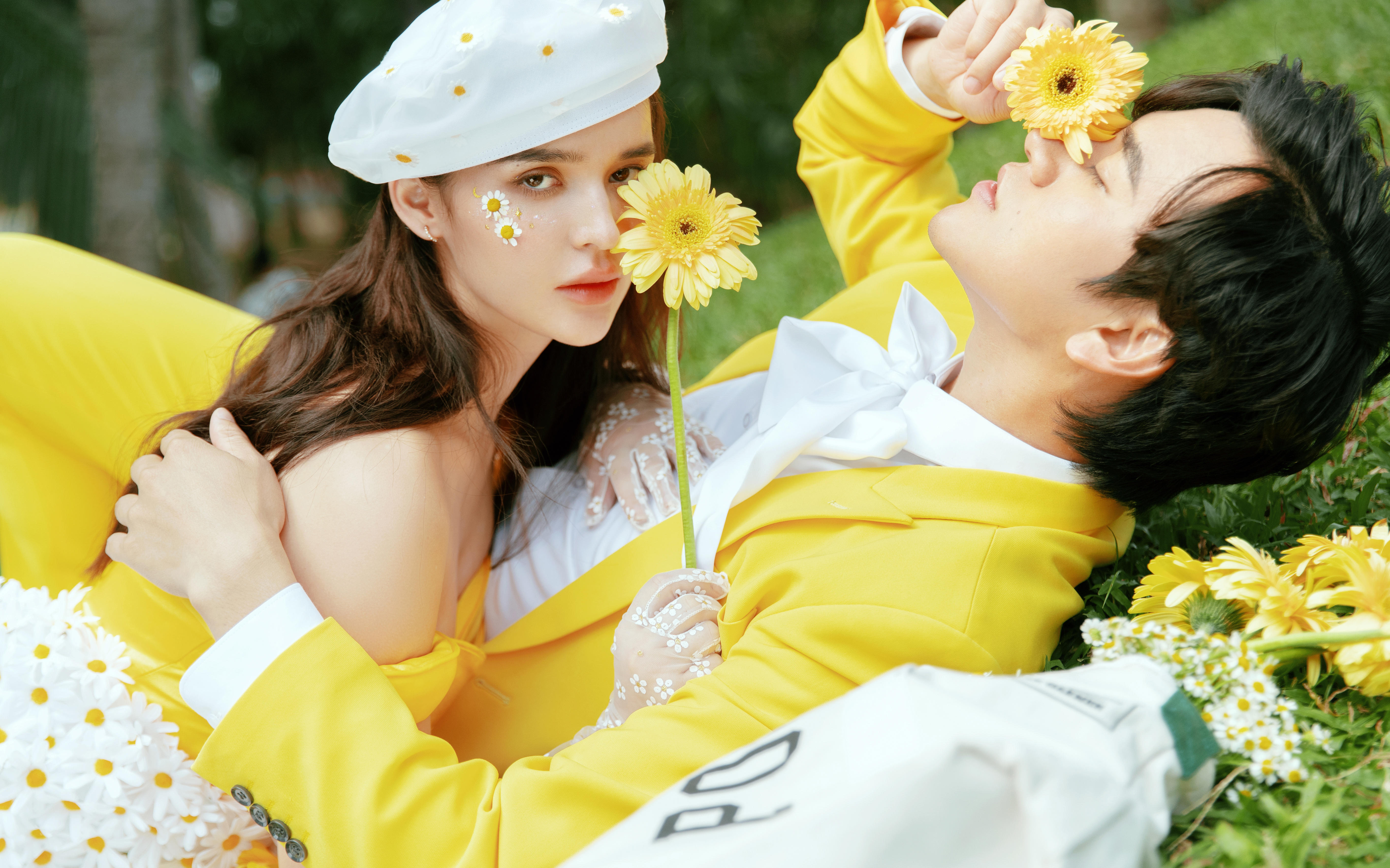 在三亚的椰林里，把“夏日热恋”穿在婚纱照里