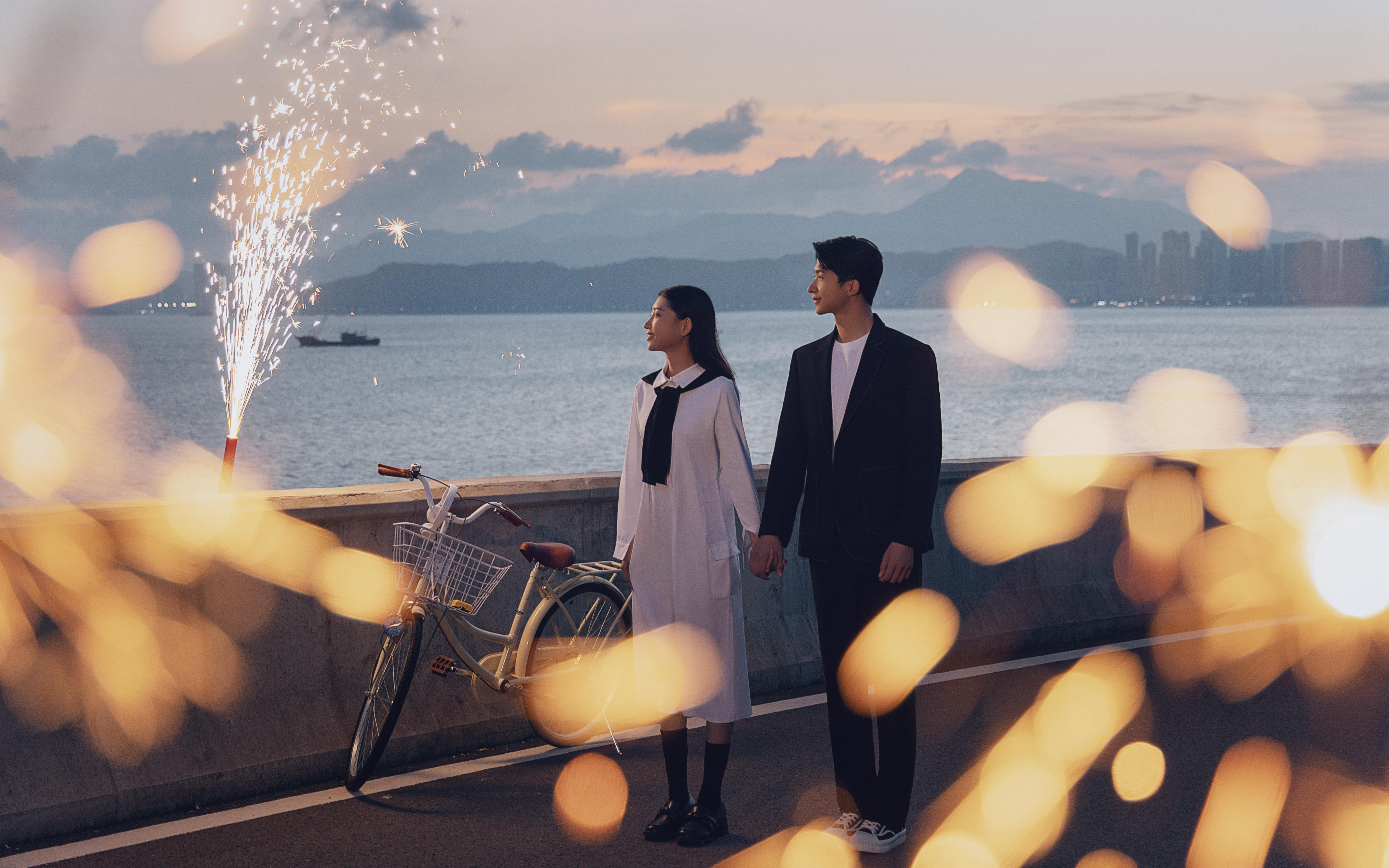 情侶裝海景公路唯美夜景 