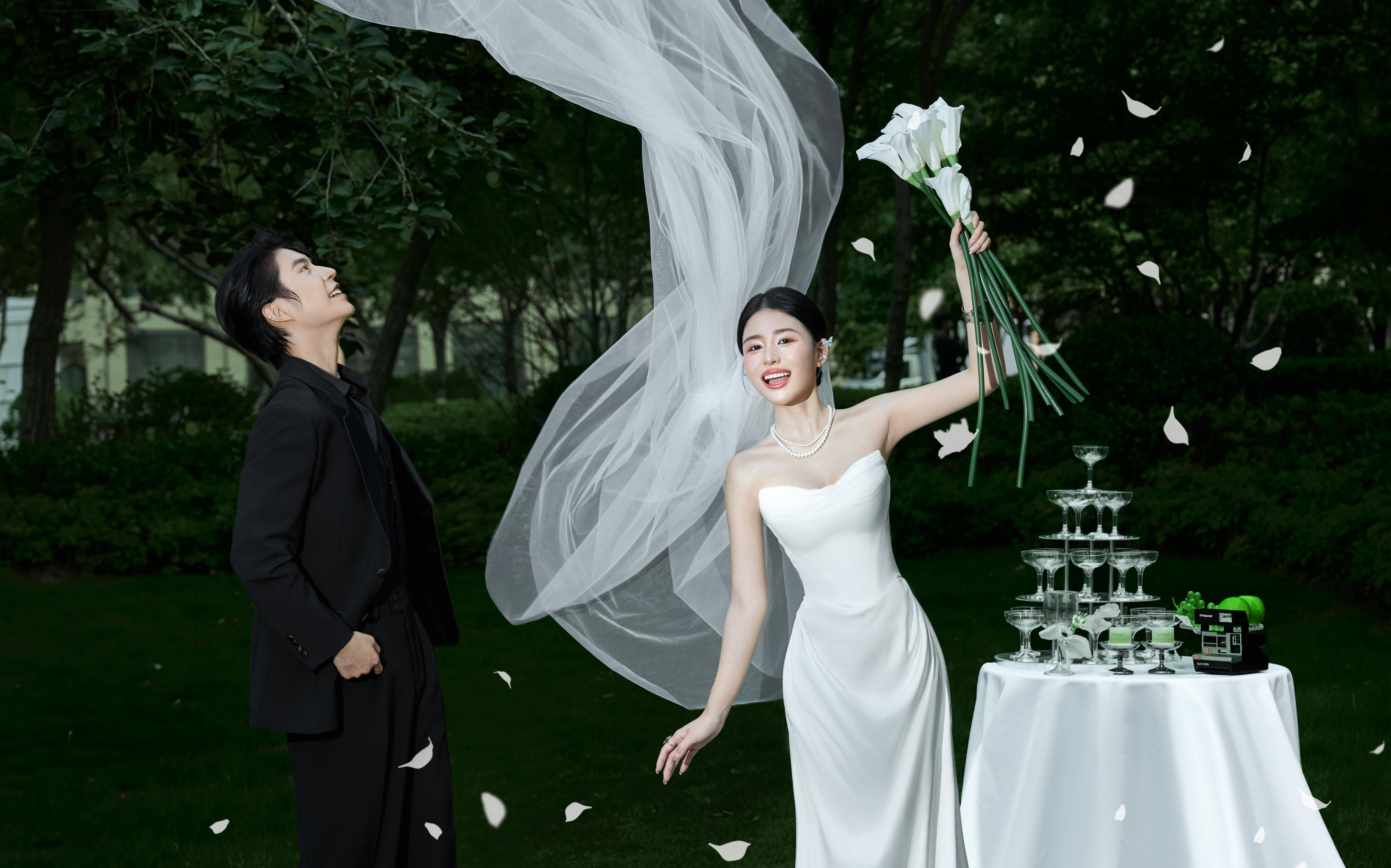 真的会被这组森系草坪婚纱照狠狠拿捏！