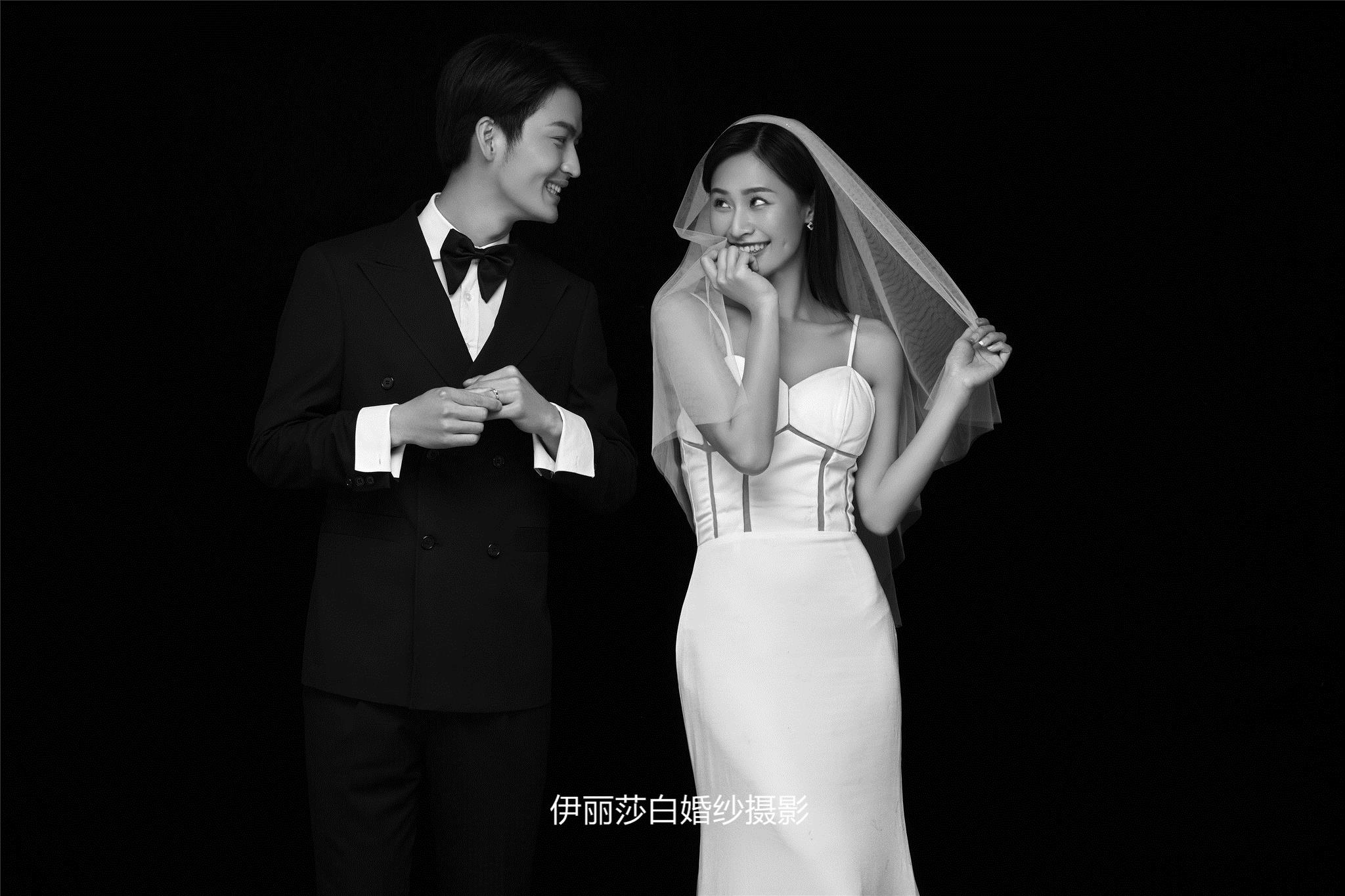 拍婚纱照3888套餐有跟妆+秀和+礼服 