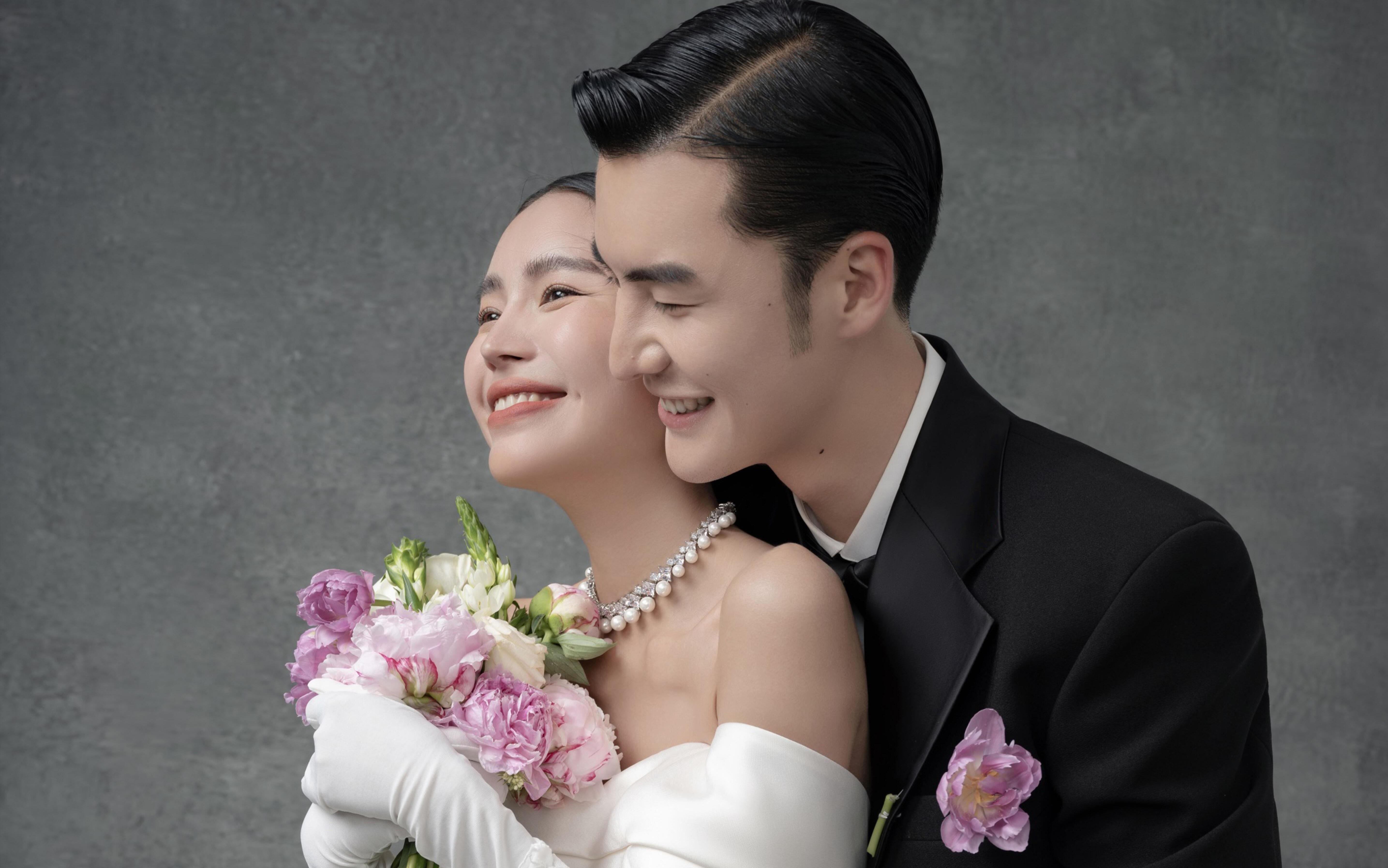 又是一套封神的室內(nèi)油畫婚紗照！
