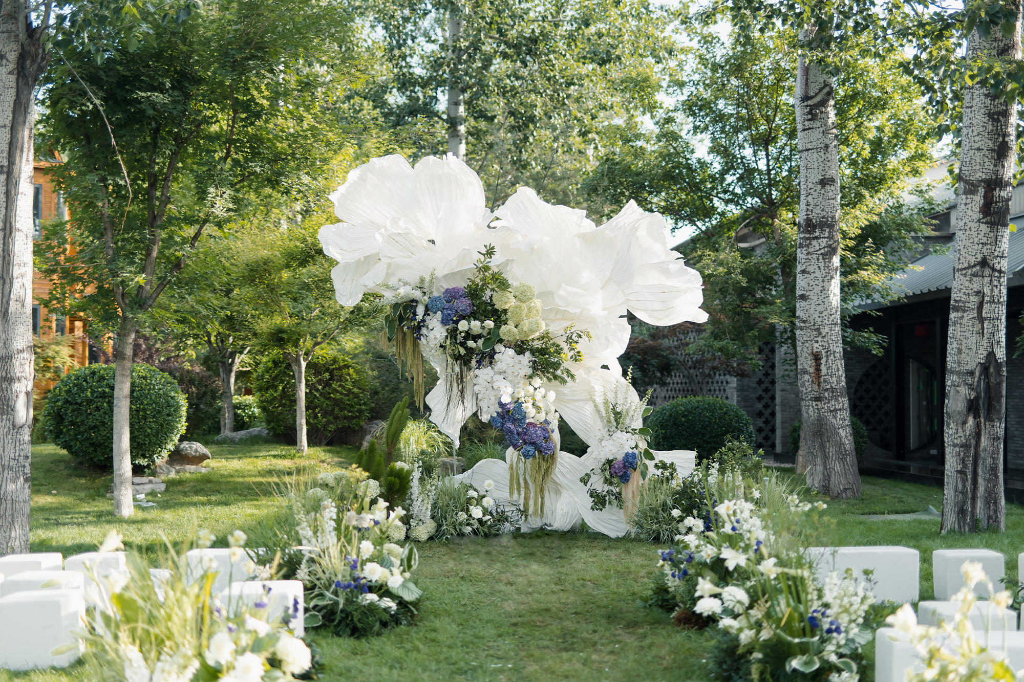 户外草坪婚礼【白绿自然生长装置】