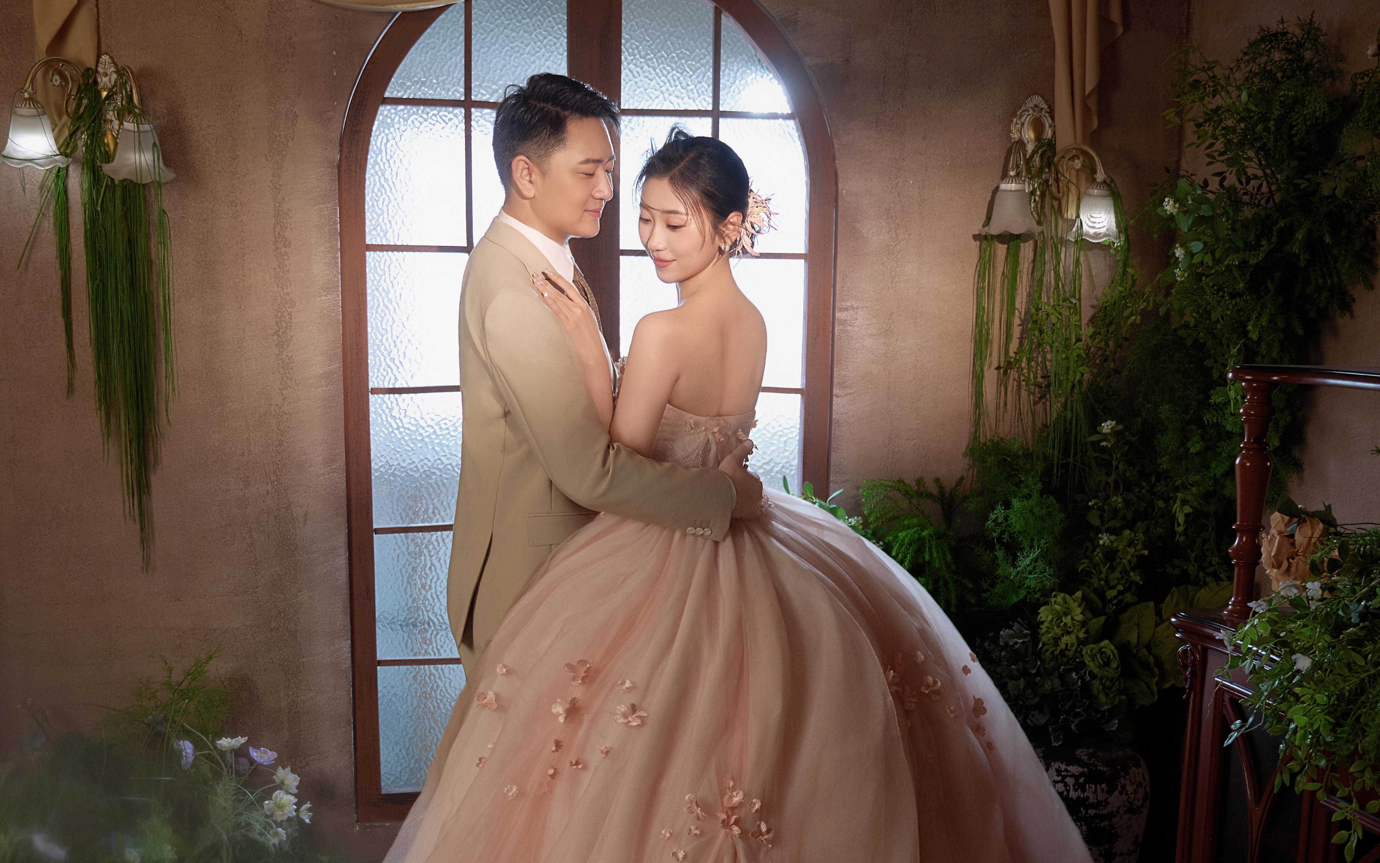 岳浩夫妇/室内油画