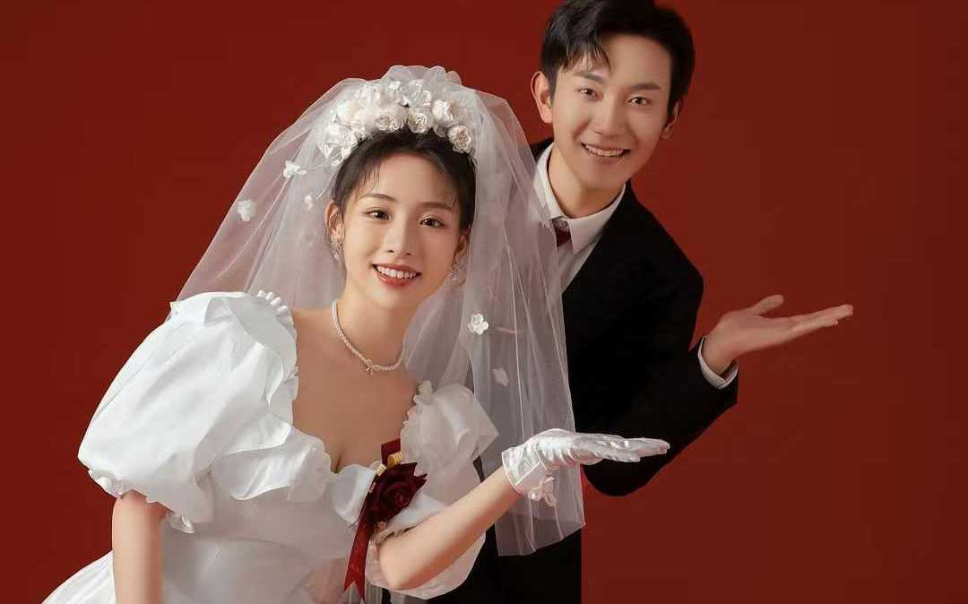 复古红底婚照：泡泡袖婚纱与喜本的甜趣仪式感