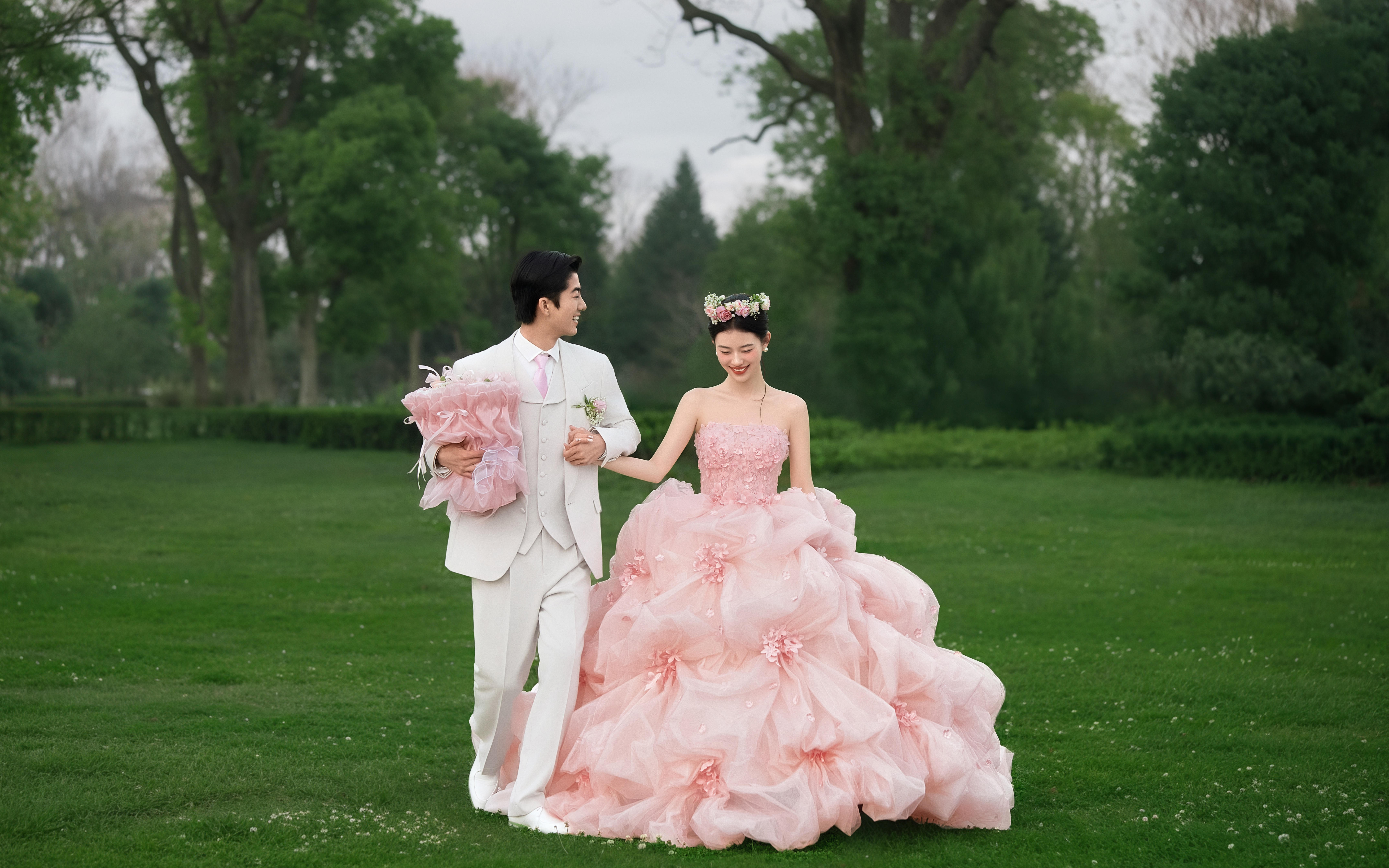 00后的松弛感 !!这样拍草坪婚纱照超出片