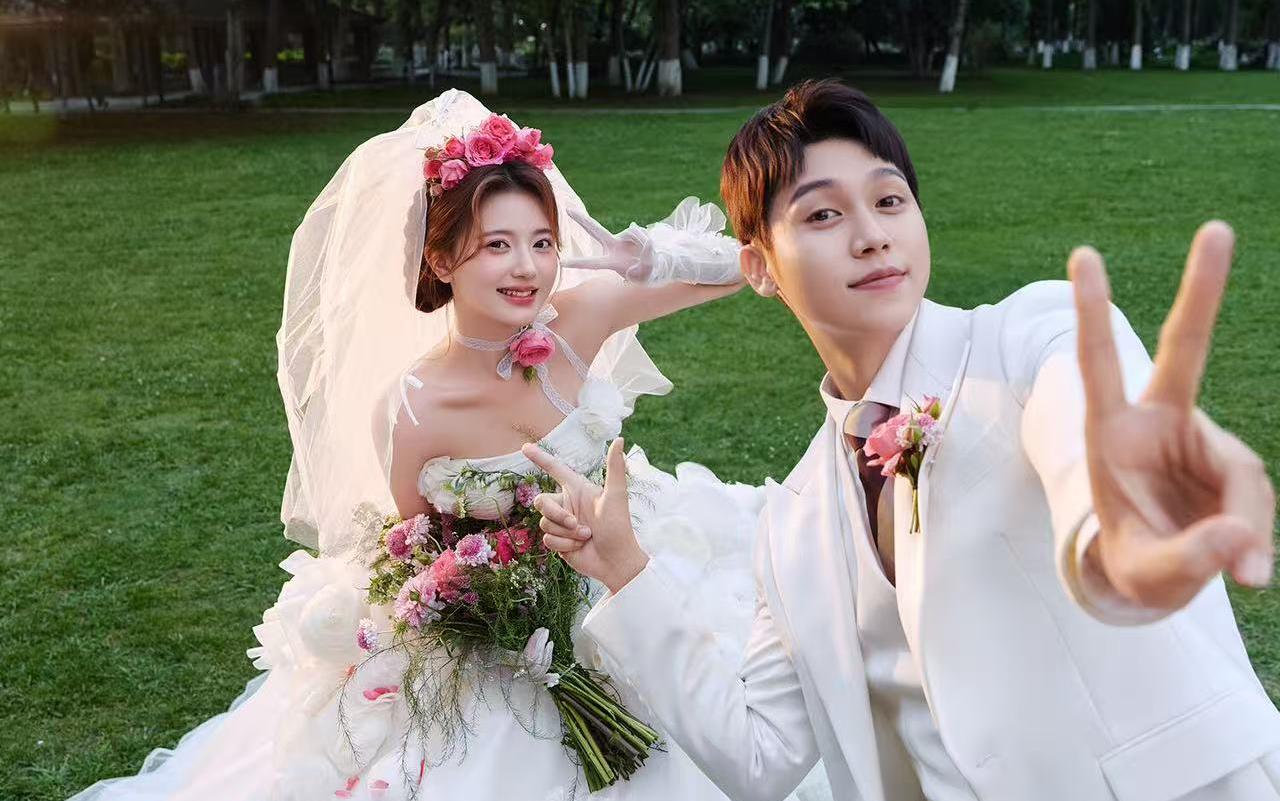 被泡泡包围的法式少女❣️夏日草坪婚纱照