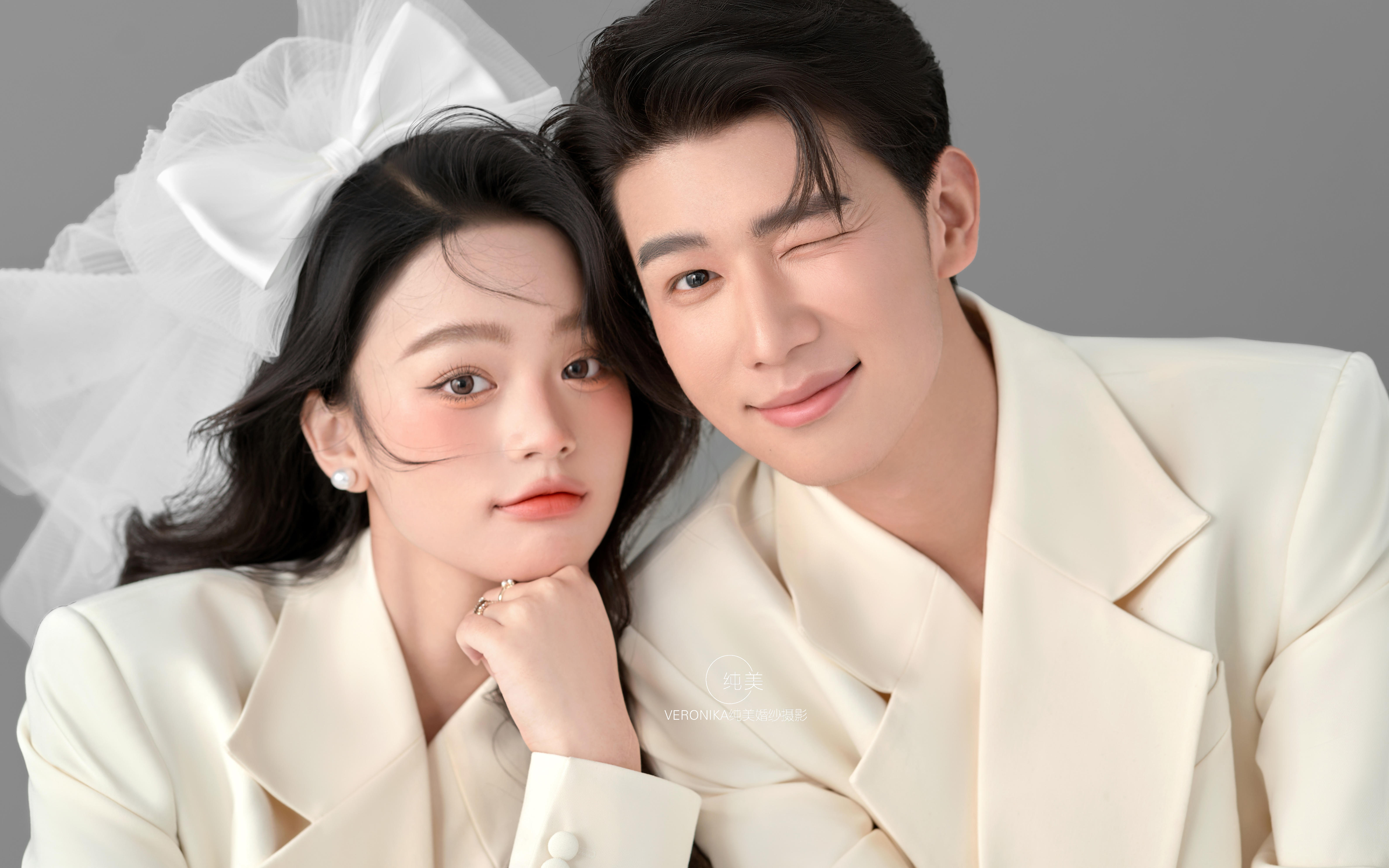 不如大膽一點(diǎn) 來一組純欲系白色西裝婚紗照