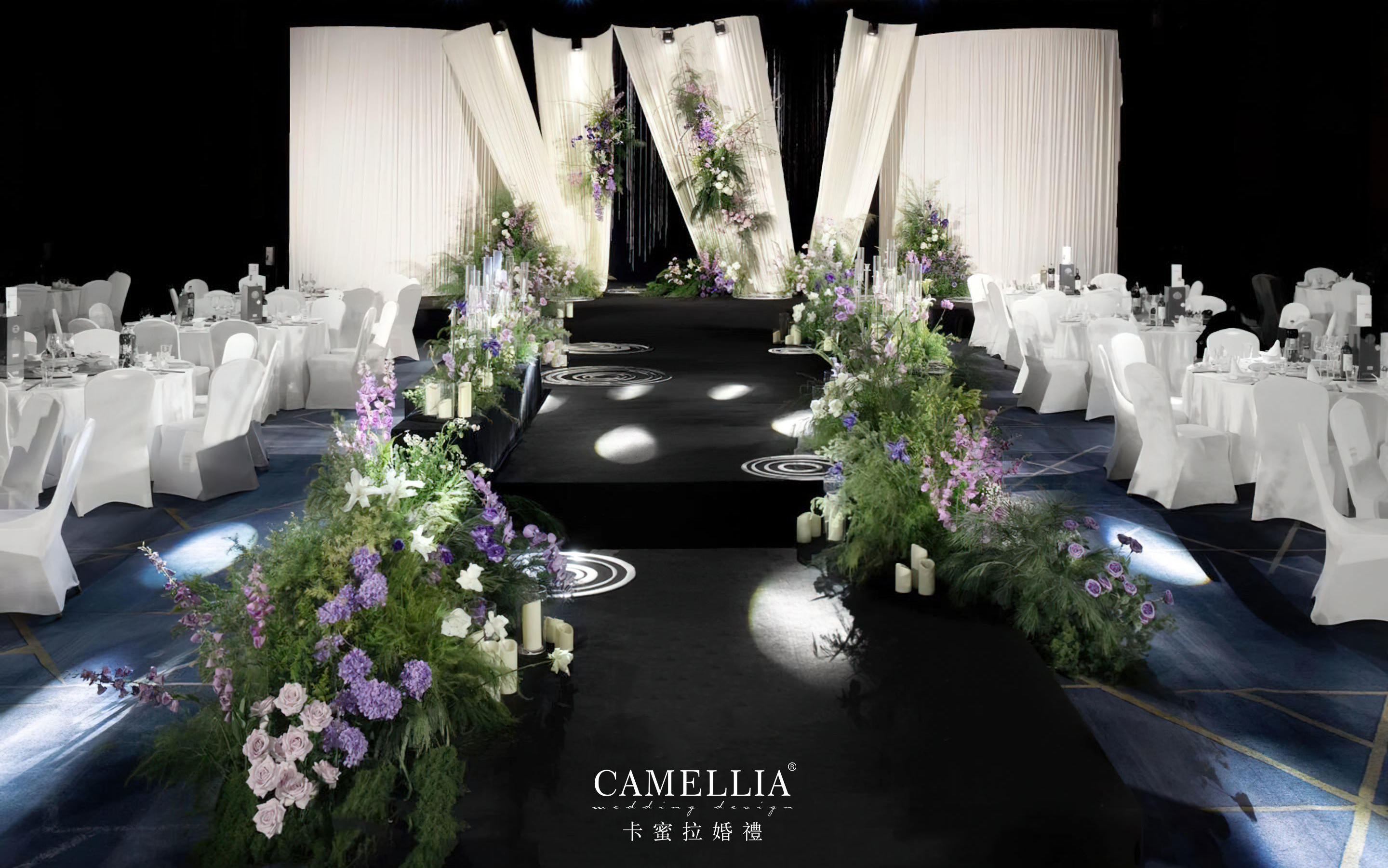 白色布缦柔化空间，烘托婚礼静谧美感