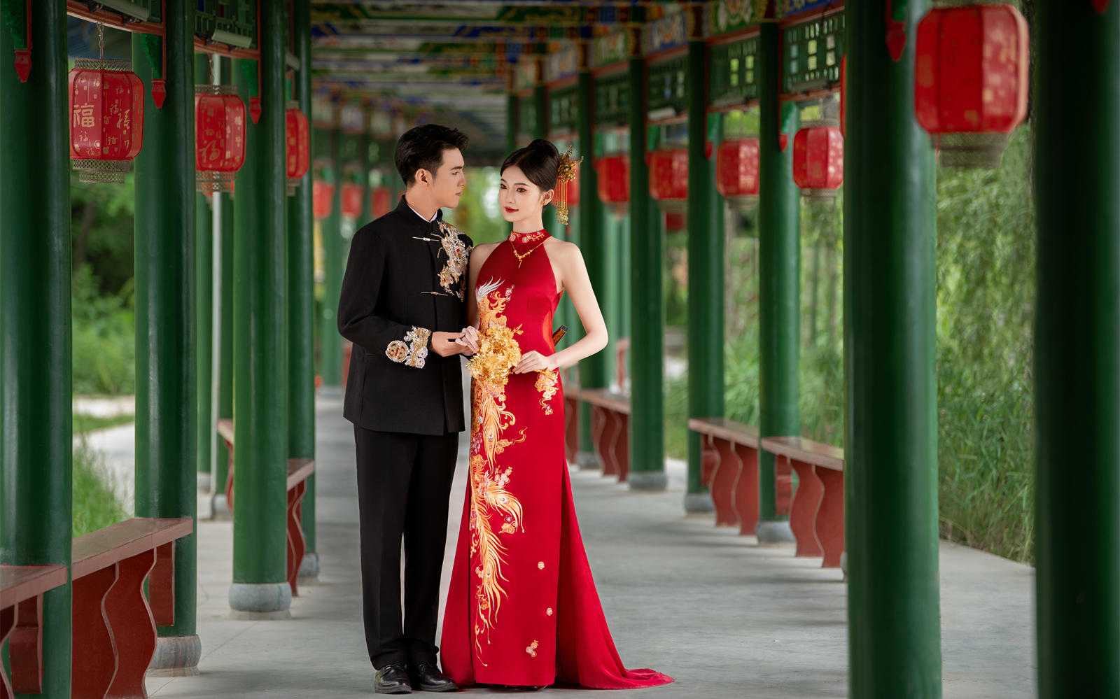 新中式园林婚纱照✨红绿撞色也太出片了！