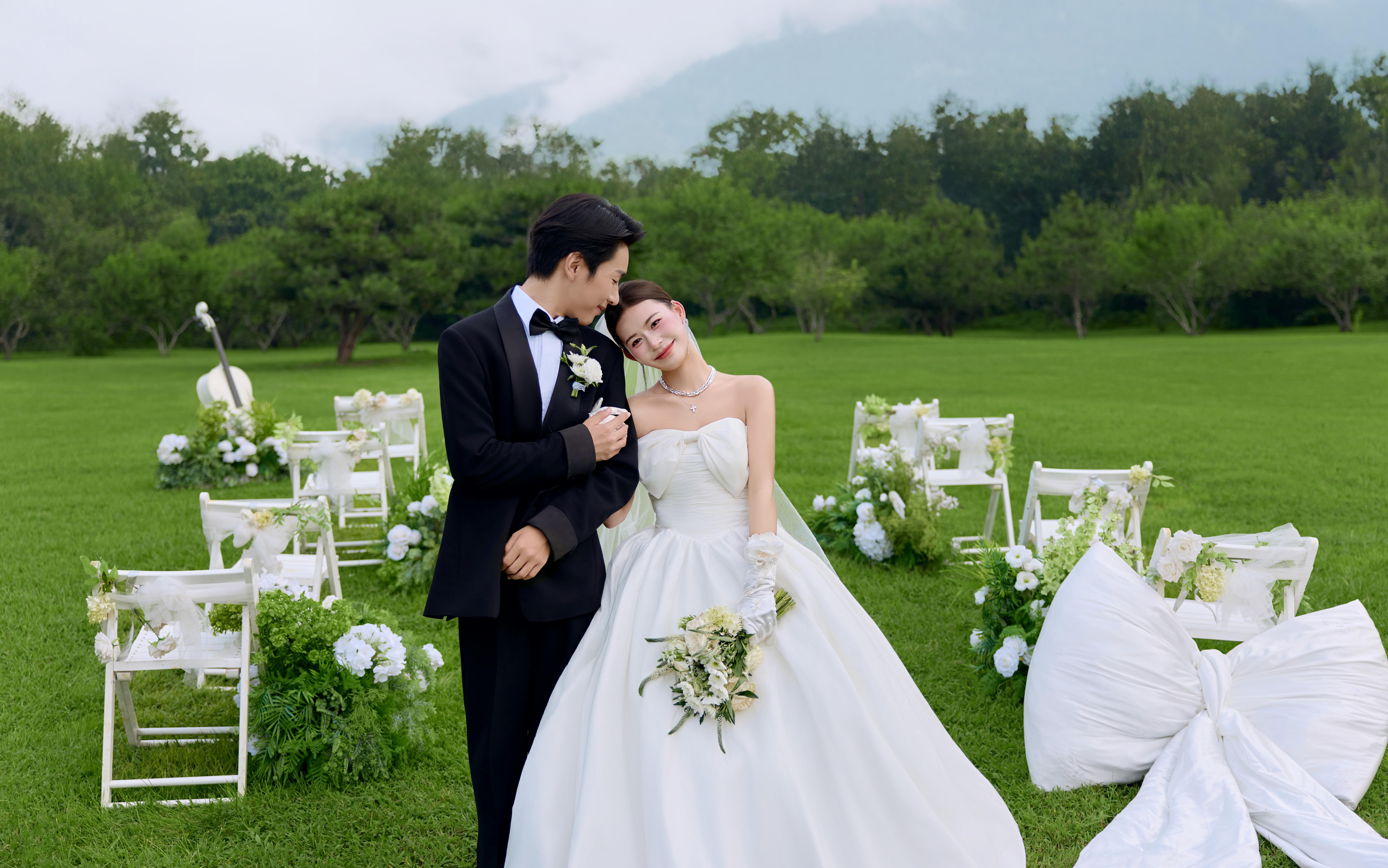 把婚礼搬进了我的草坪婚纱照！