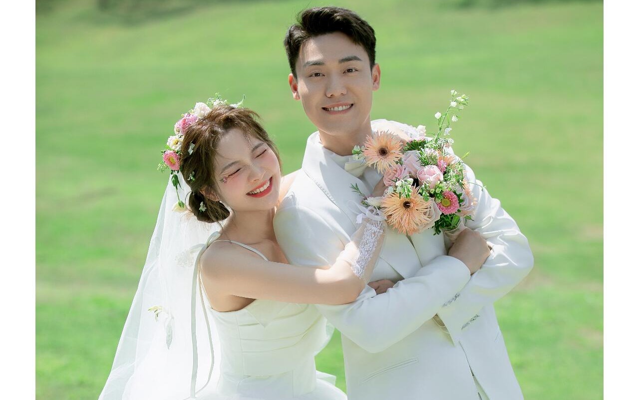 我的眼中只有你...小清新草坪婚纱照好甜