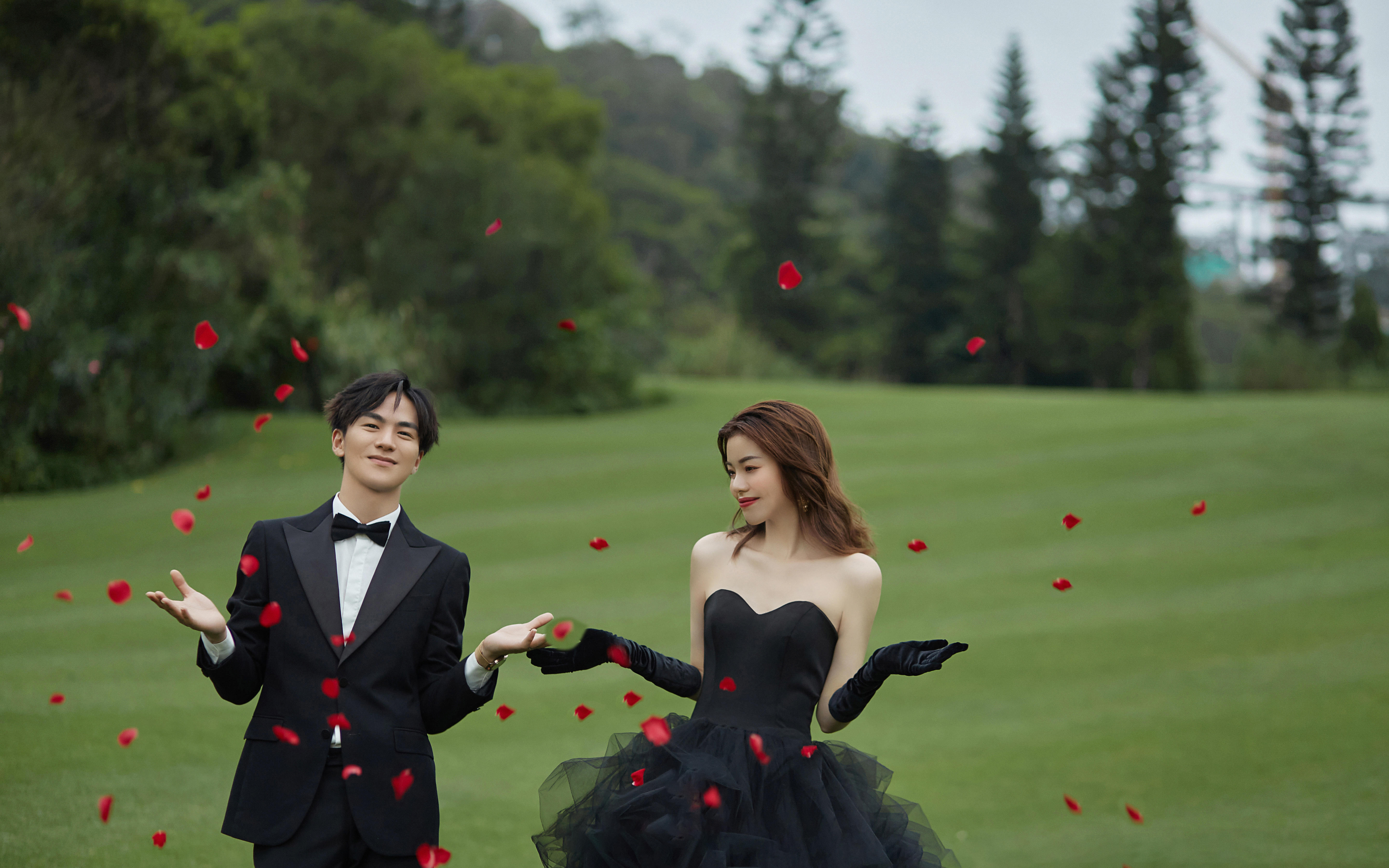 【施华洛摄影】森系黑纱草坪婚纱照