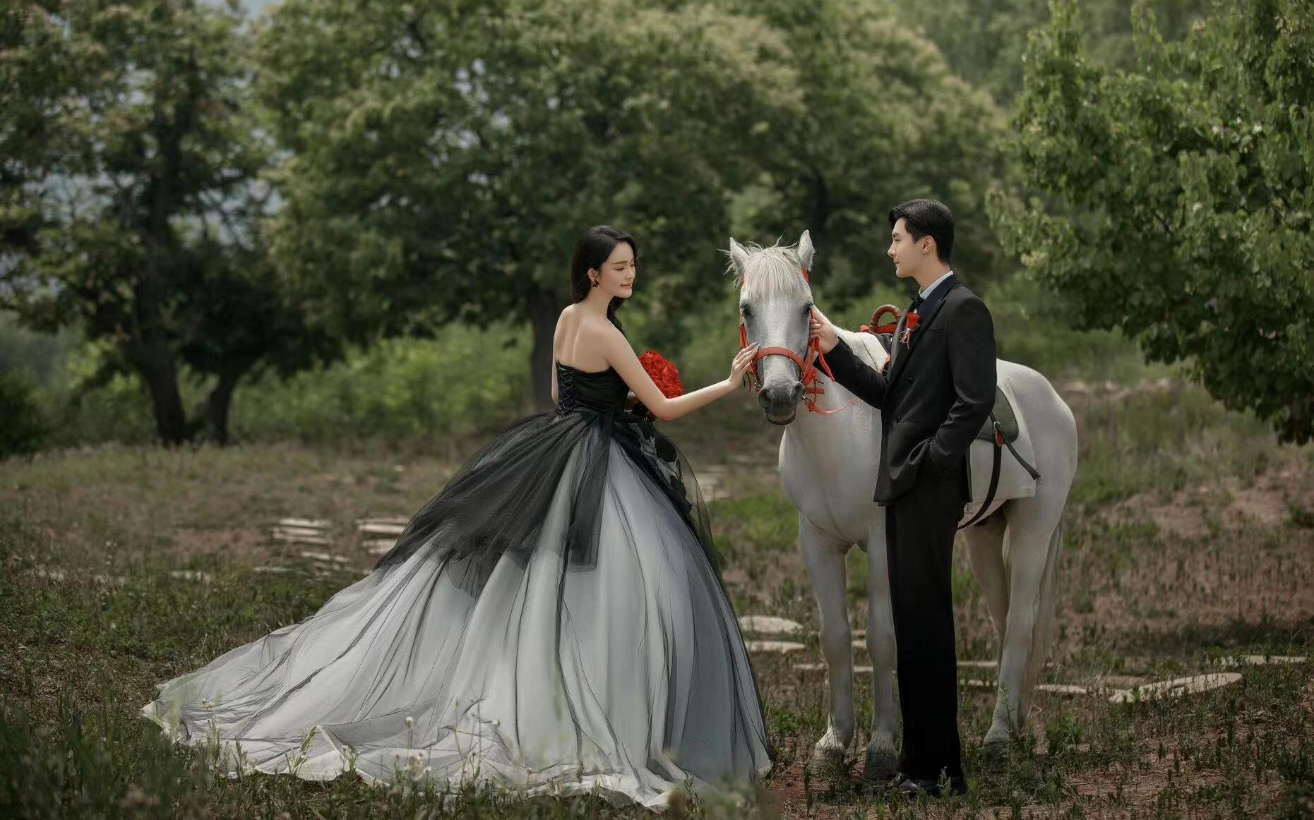 黑色森系白马婚纱照‼️每一帧都是浪漫