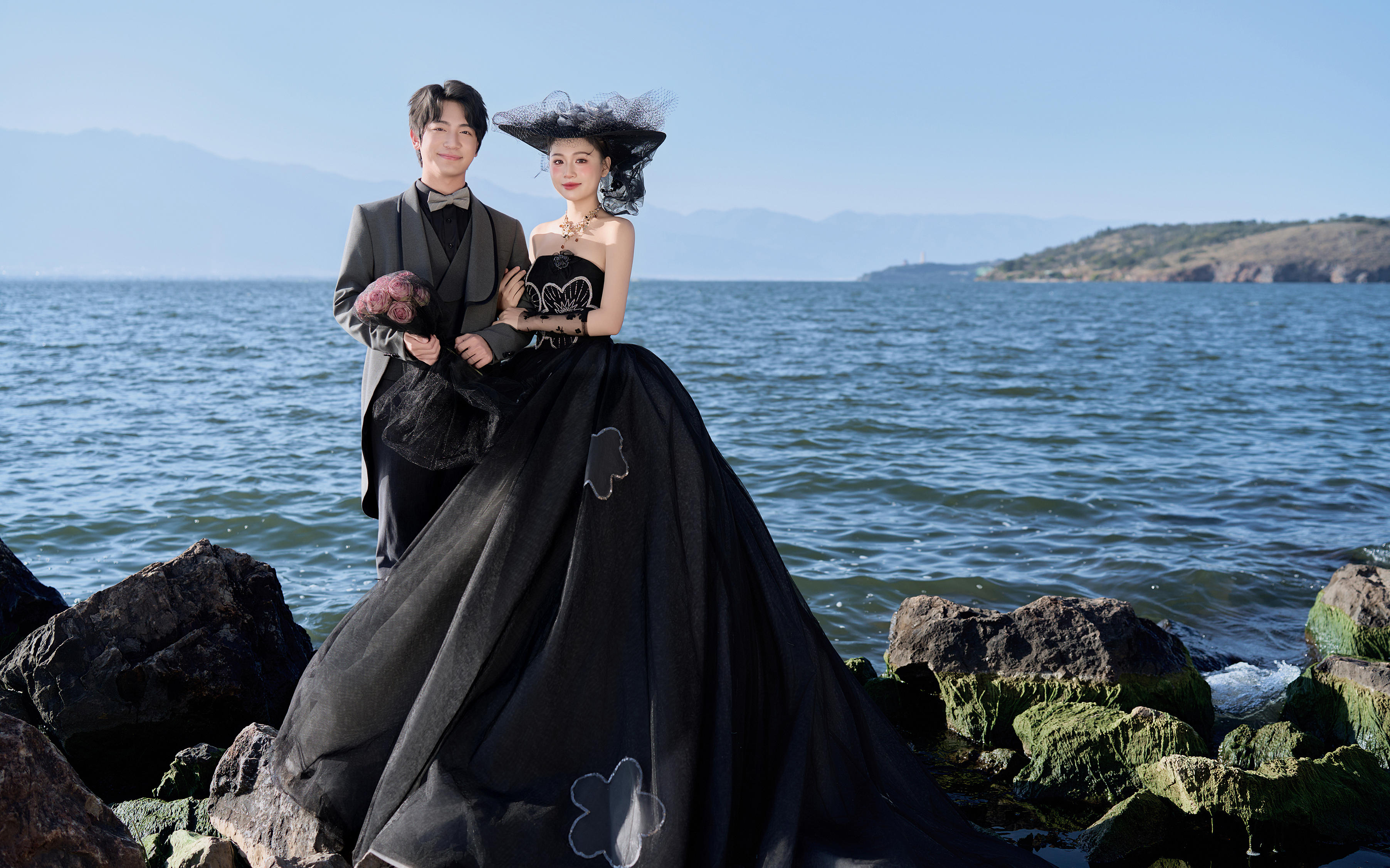  礁石当起证婚人｜洱海婚纱照被收藏