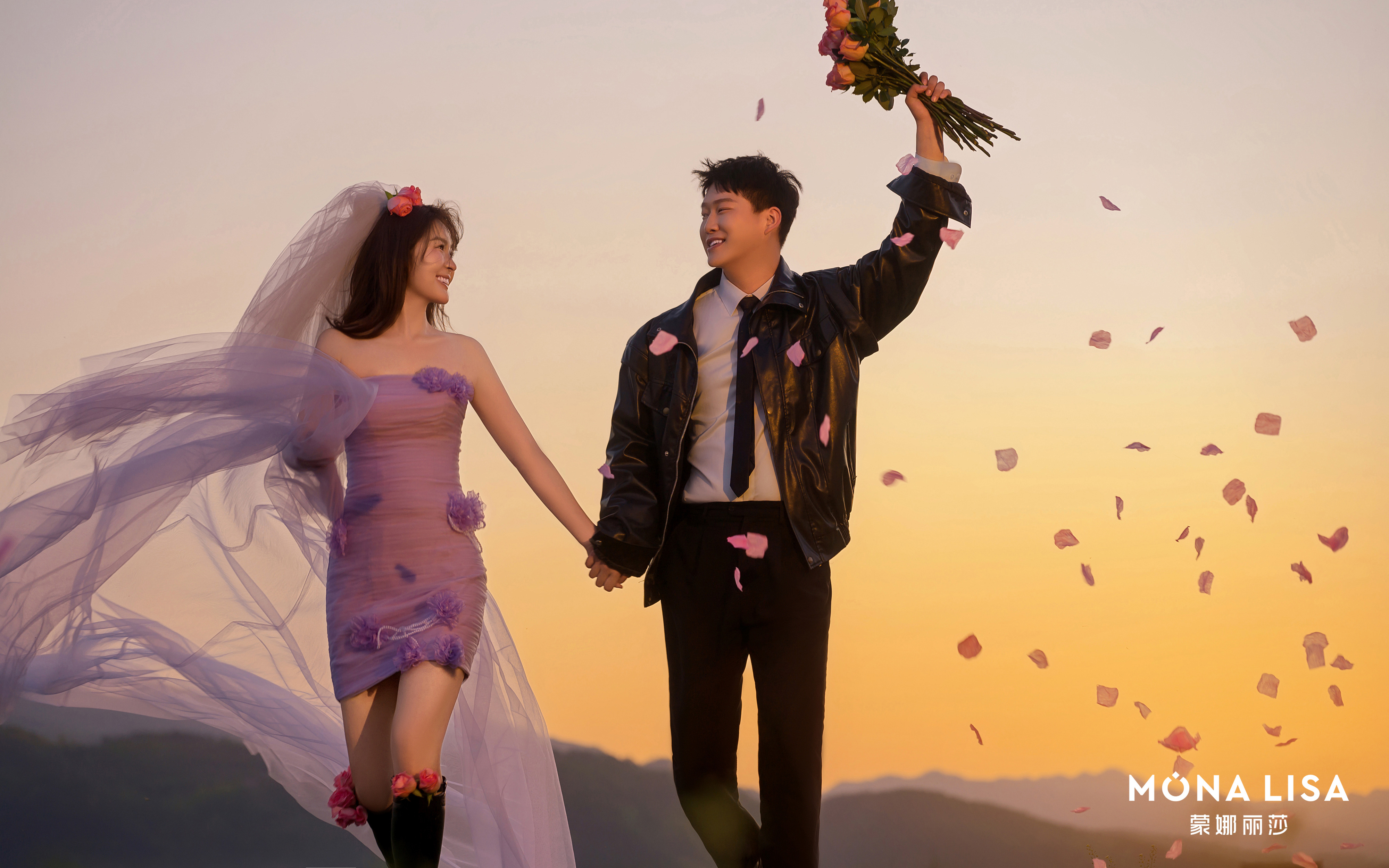 夕阳下的粉色浪漫婚纱照｜自带滤镜美翻了