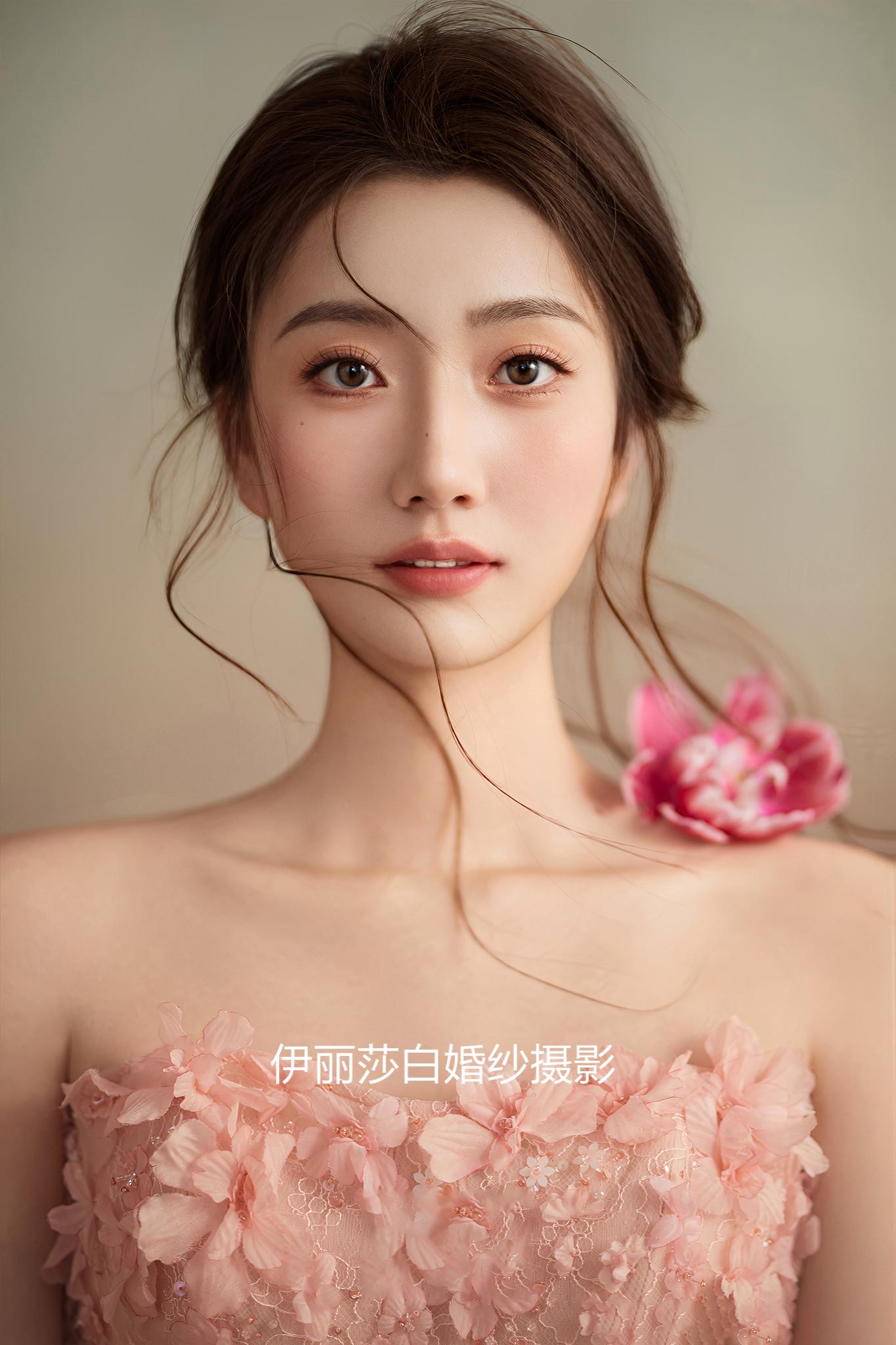 4699套餐送：跟妝+新娘4套+伴娘服+伴郎服 