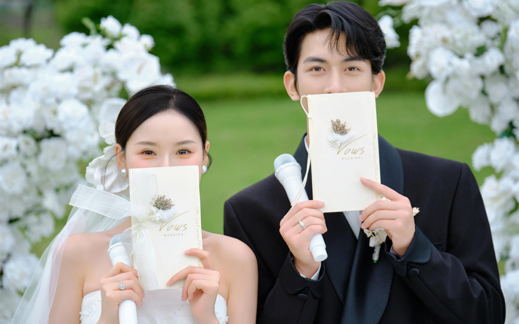 【D视觉摄影】终于轮到我分享我的户外草坪婚纱照啦