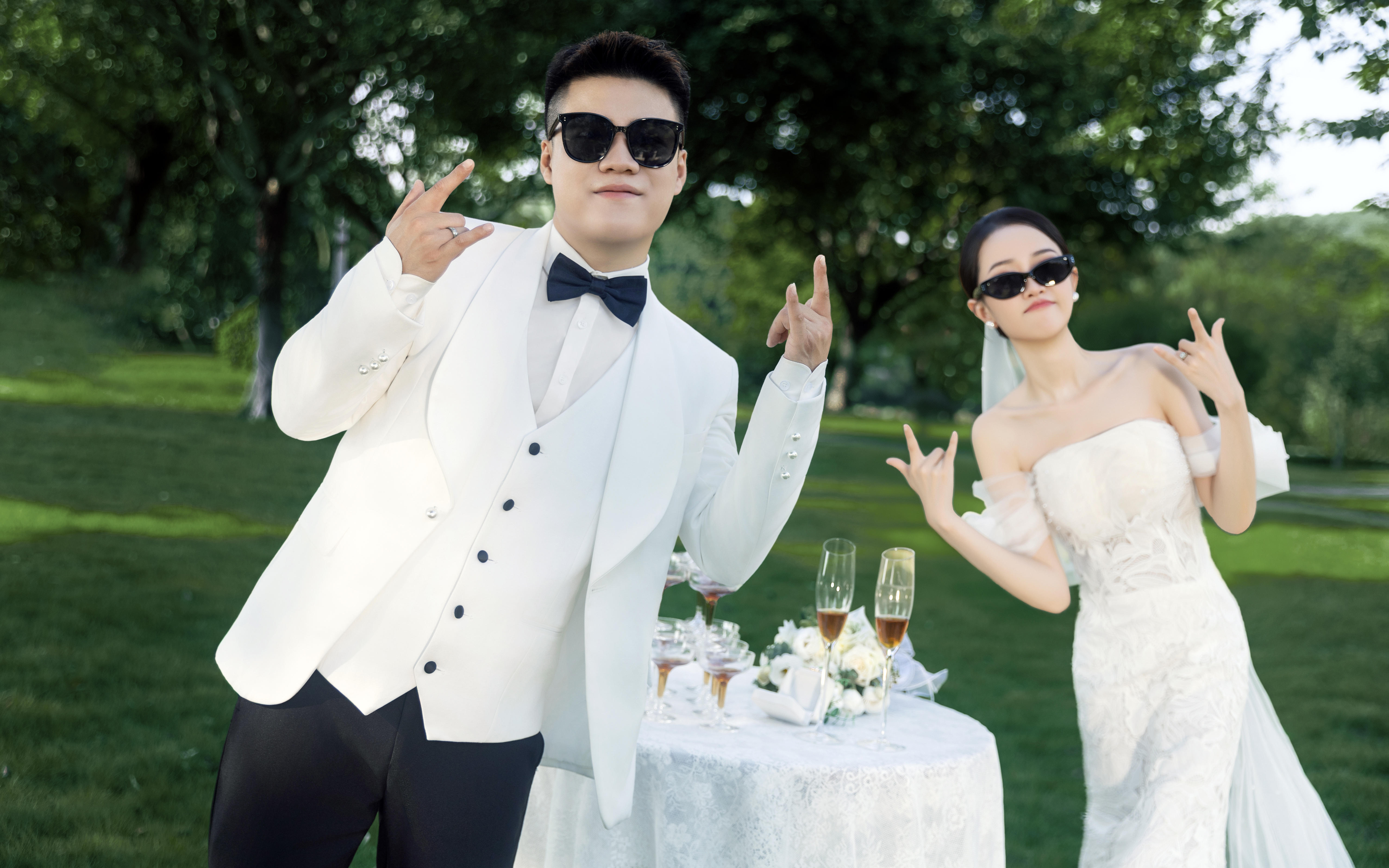 這把穩(wěn)贏??森系草坪婚紗照自由感buff疊滿啦