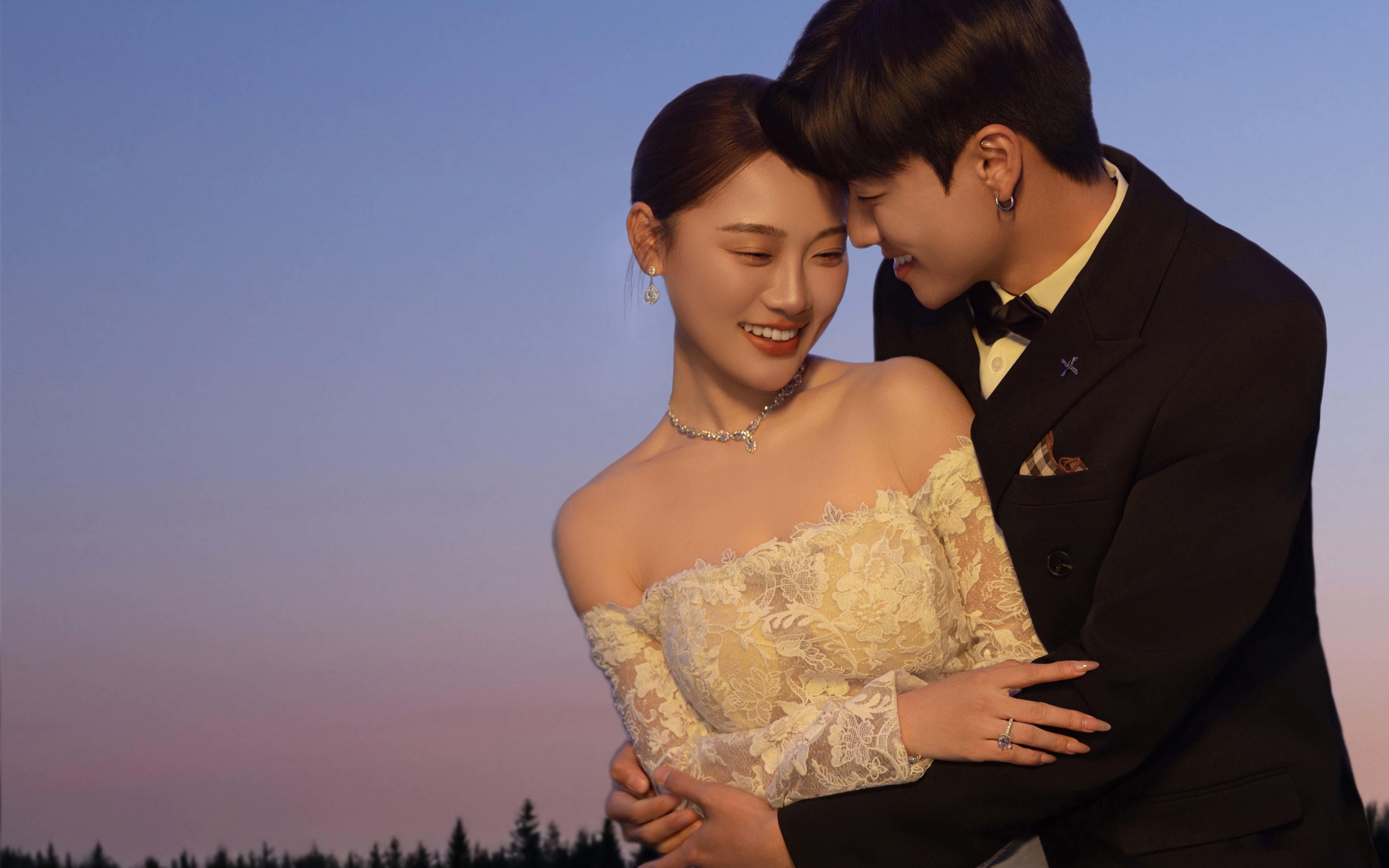 氛围感拉满 烟花夜景婚纱照太浪漫了