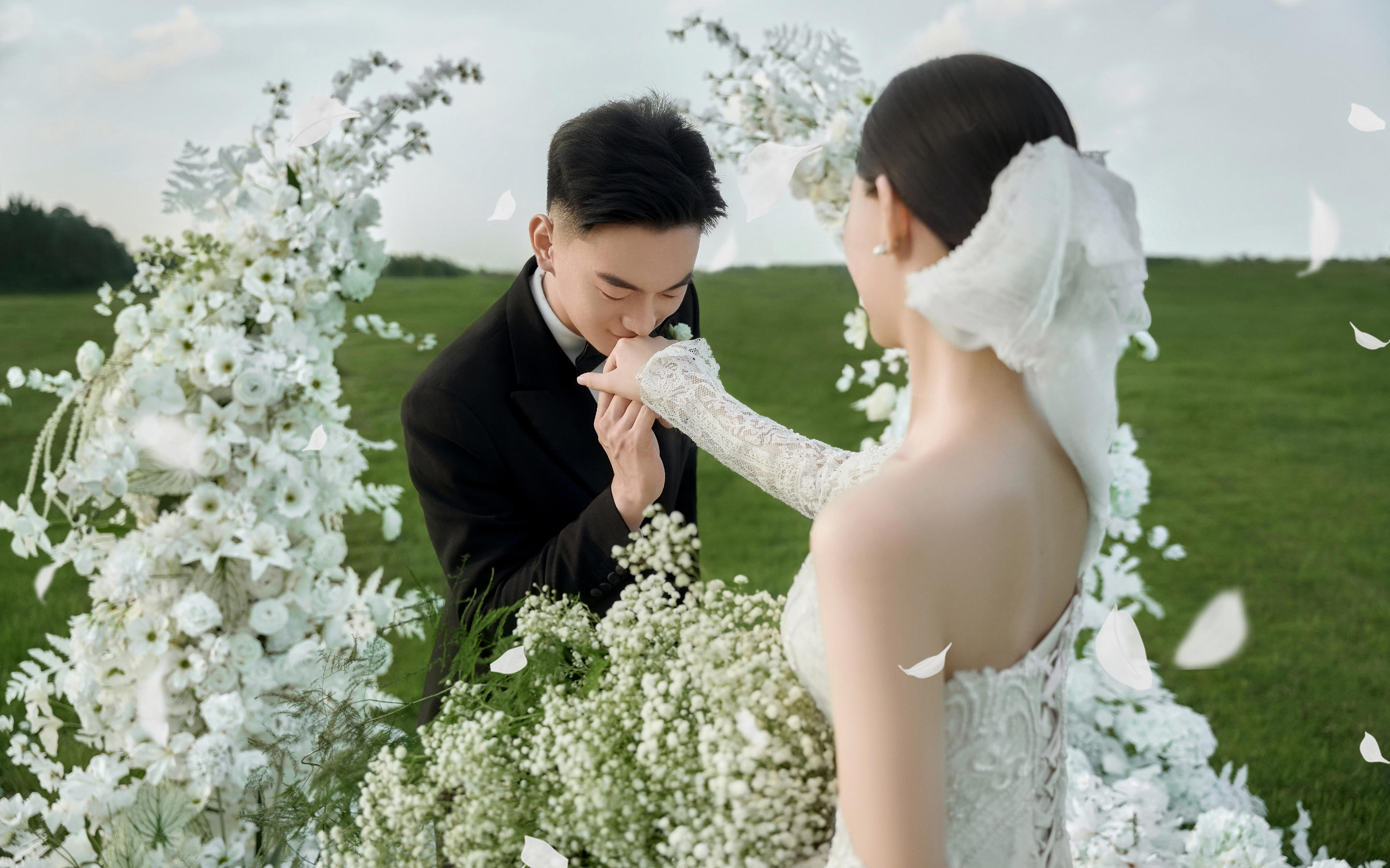 客片分享~拍到超有生命力草坪婚纱照