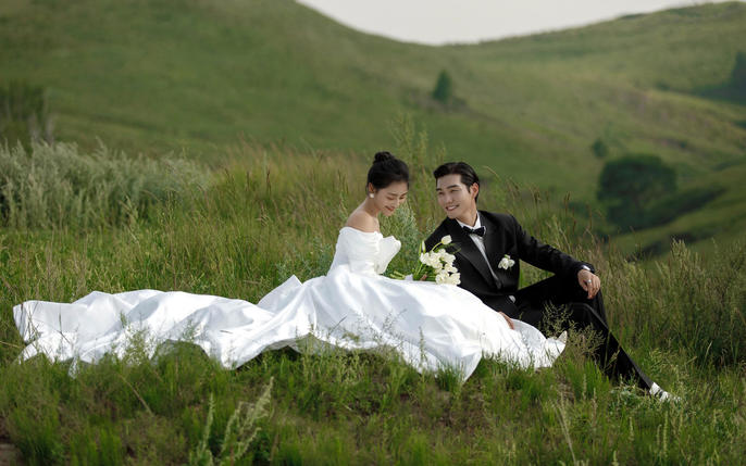 心动不如行动丨清凉十足的草坪婚纱照。