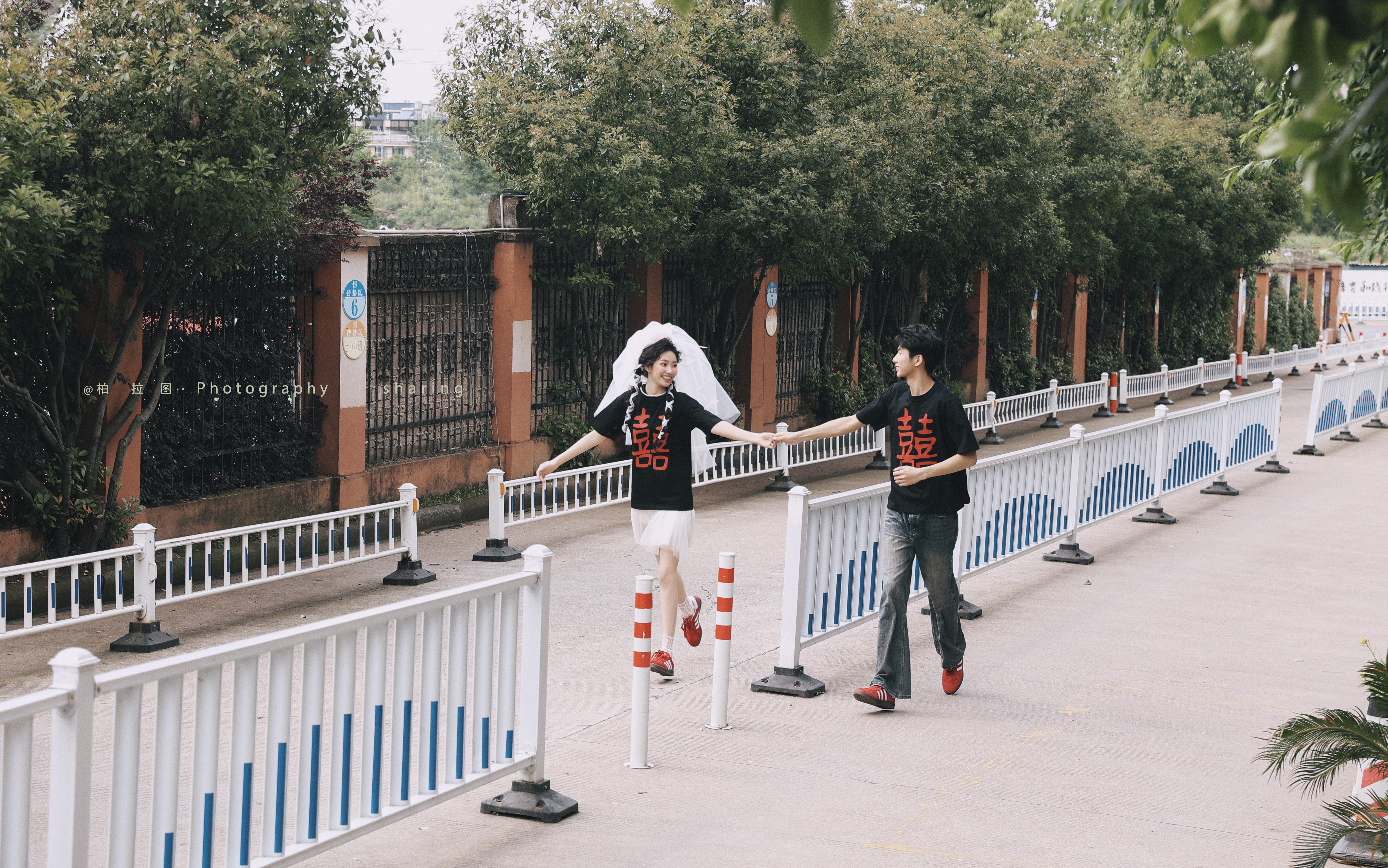 街拍婚紗照就是要?jiǎng)悠饋? style=