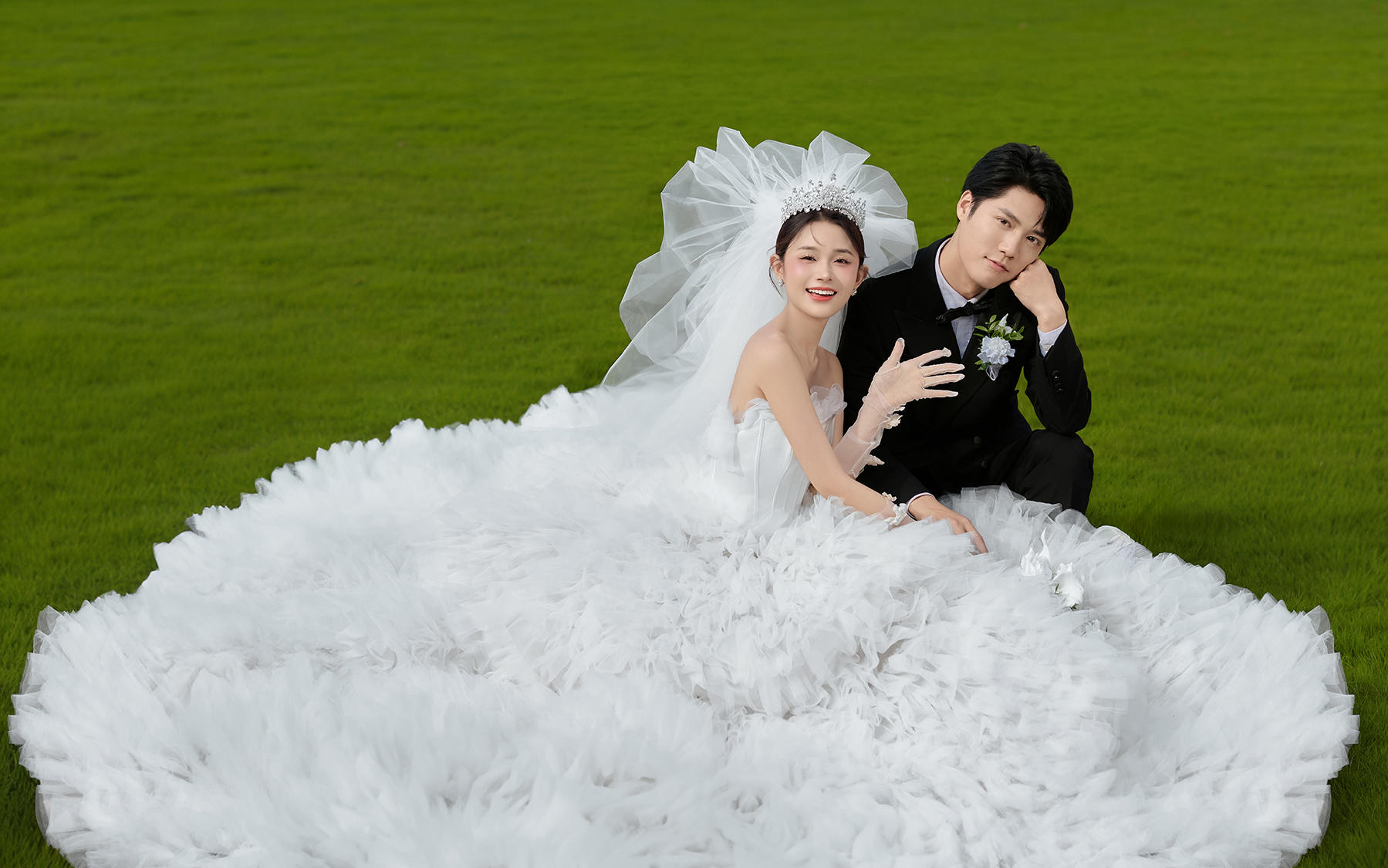 大拖尾婚纱草坪适配度拉满，我们的婚纱照幸福到出圈