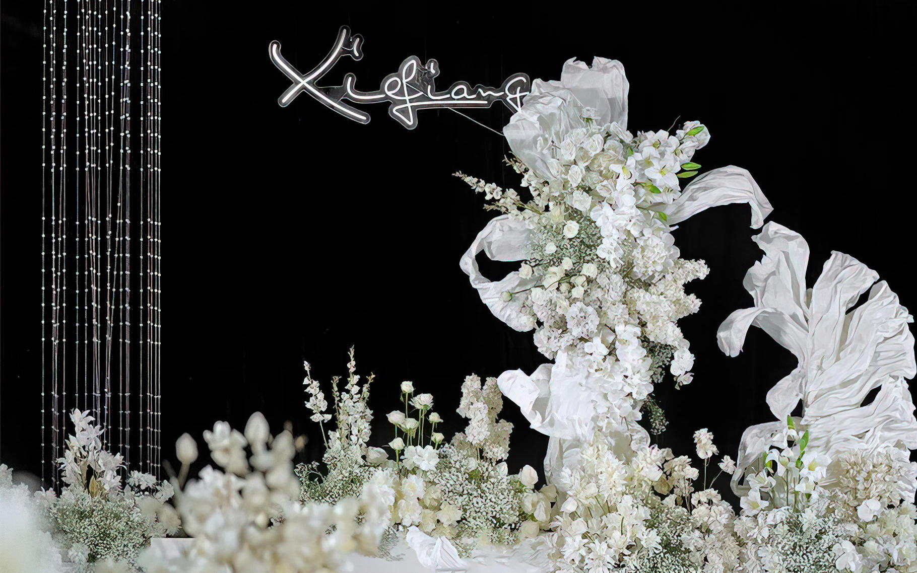 白绿相映，如春日初遇，浪漫自生