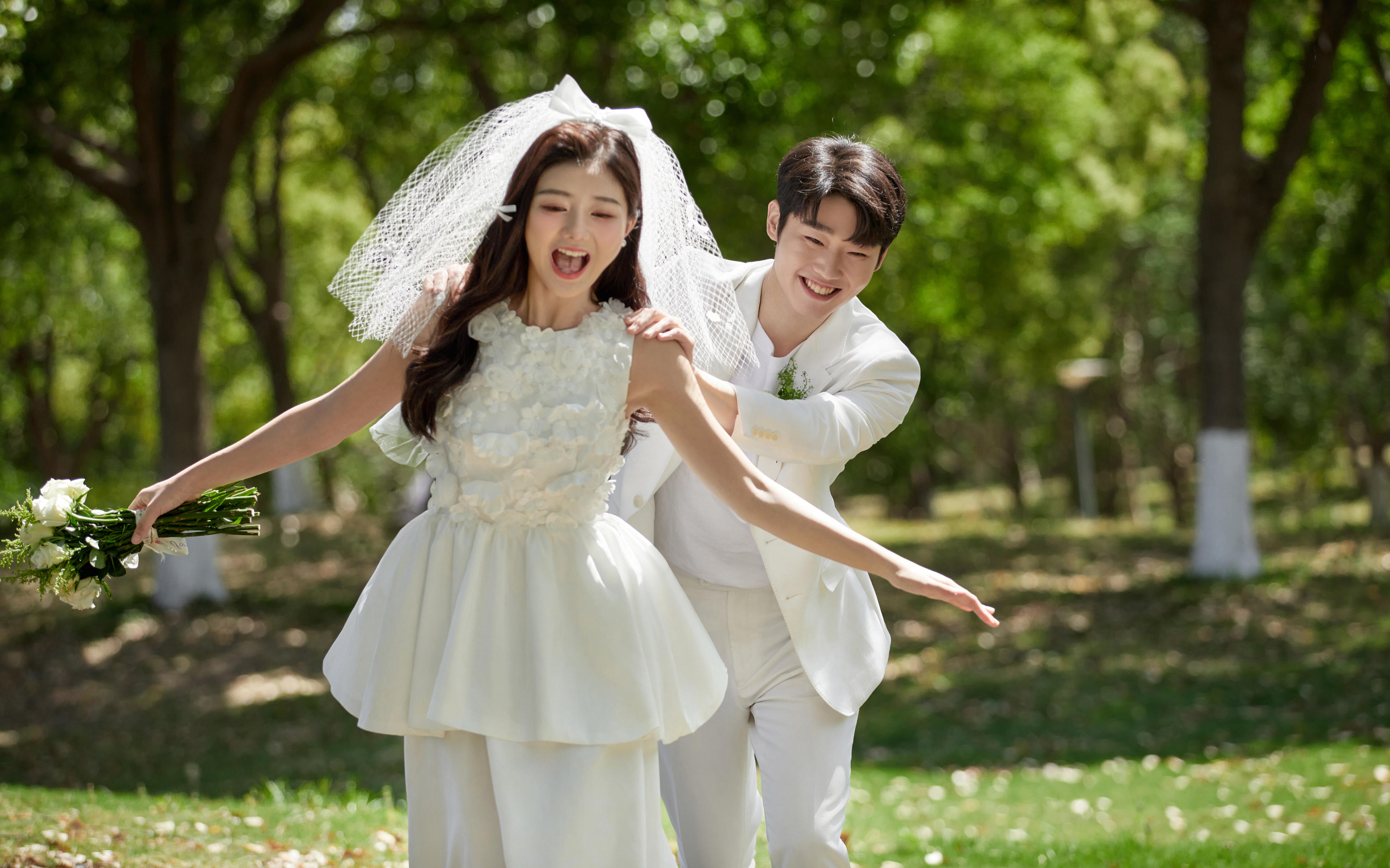 让人反复心动的草坪婚纱照