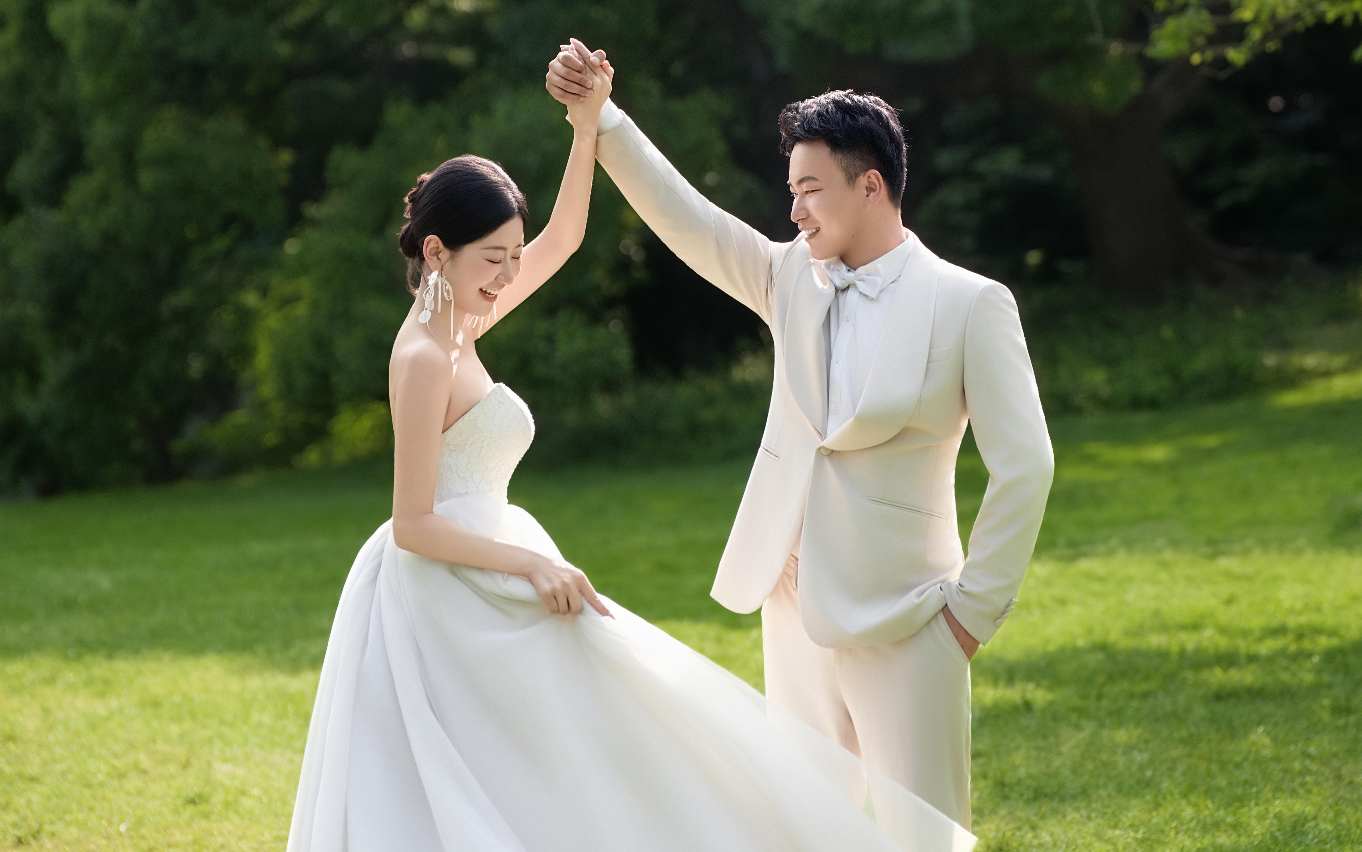 巩昊夫妇/百花苑草坪
