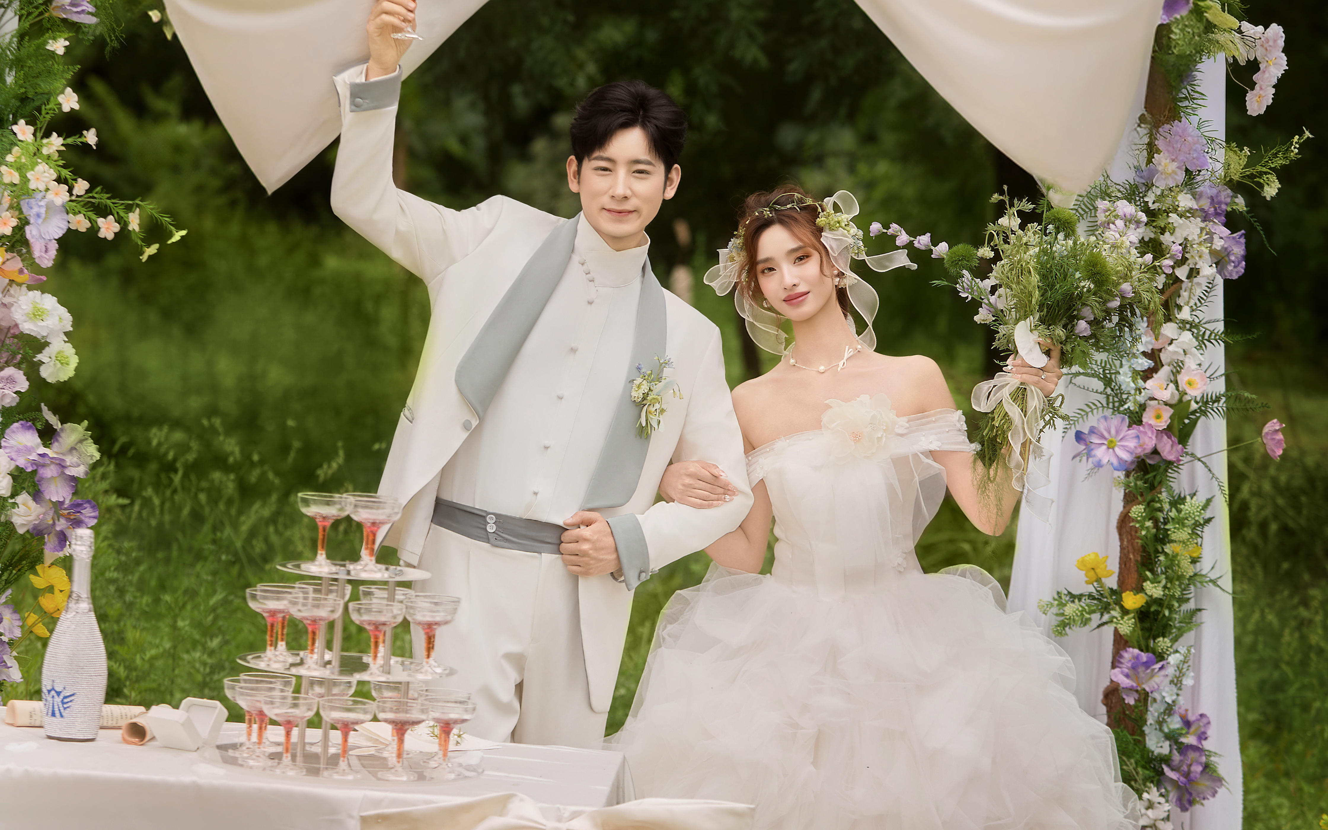 为草坪婚纱照注入灵动与俏皮