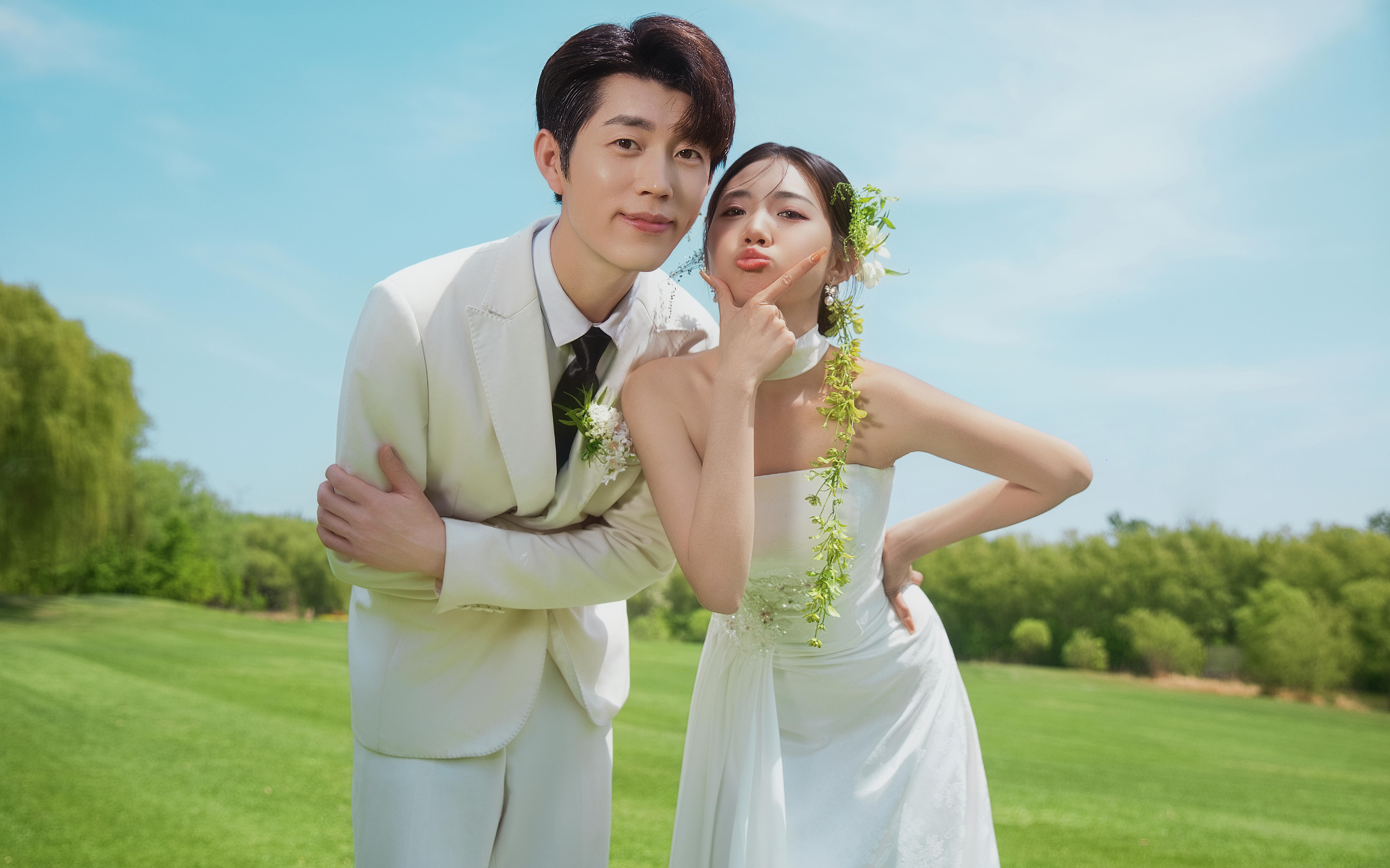 《白纱气球｜元气清新草坪婚纱照》