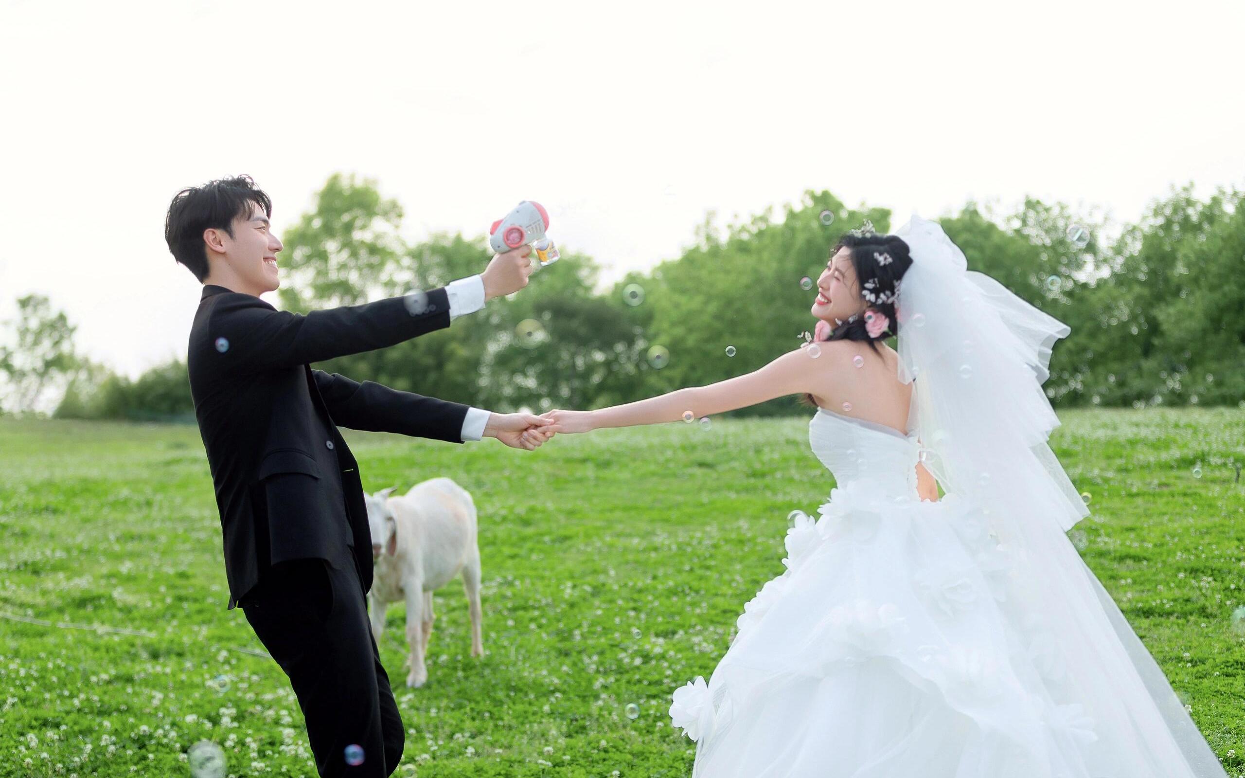 心動預(yù)警，太愛我的泡泡草坪婚紗照了