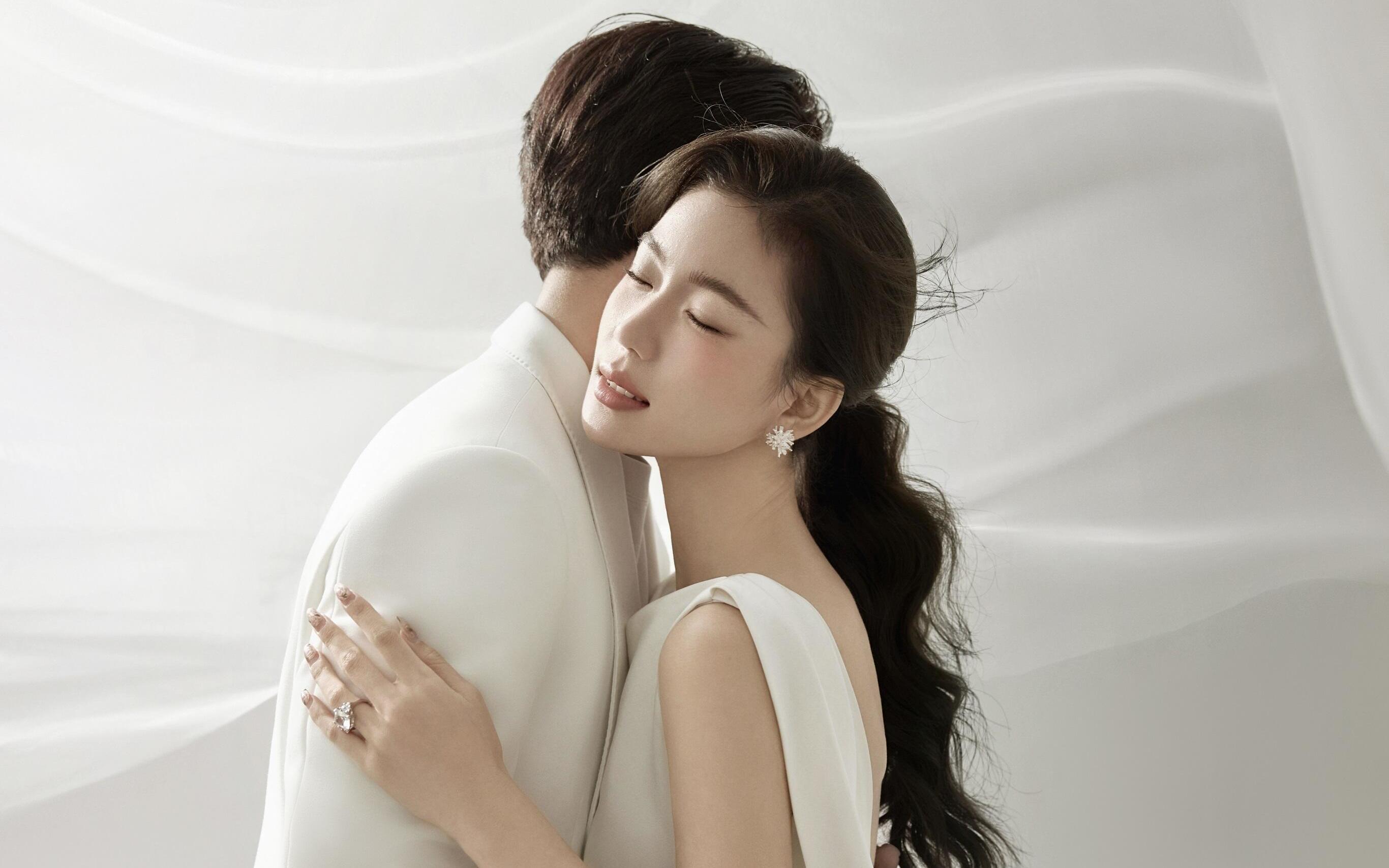 白色的優(yōu)雅??真的有被極簡(jiǎn)光影婚紗照驚艷！