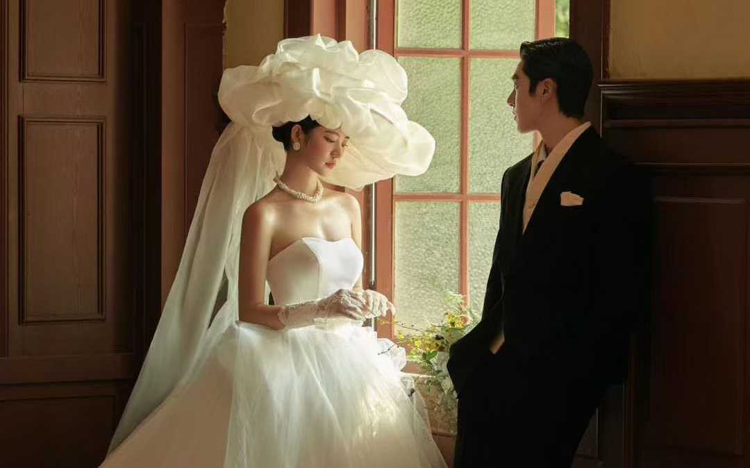 法式宫廷风婚纱照：复古窗棂下的头纱浪漫