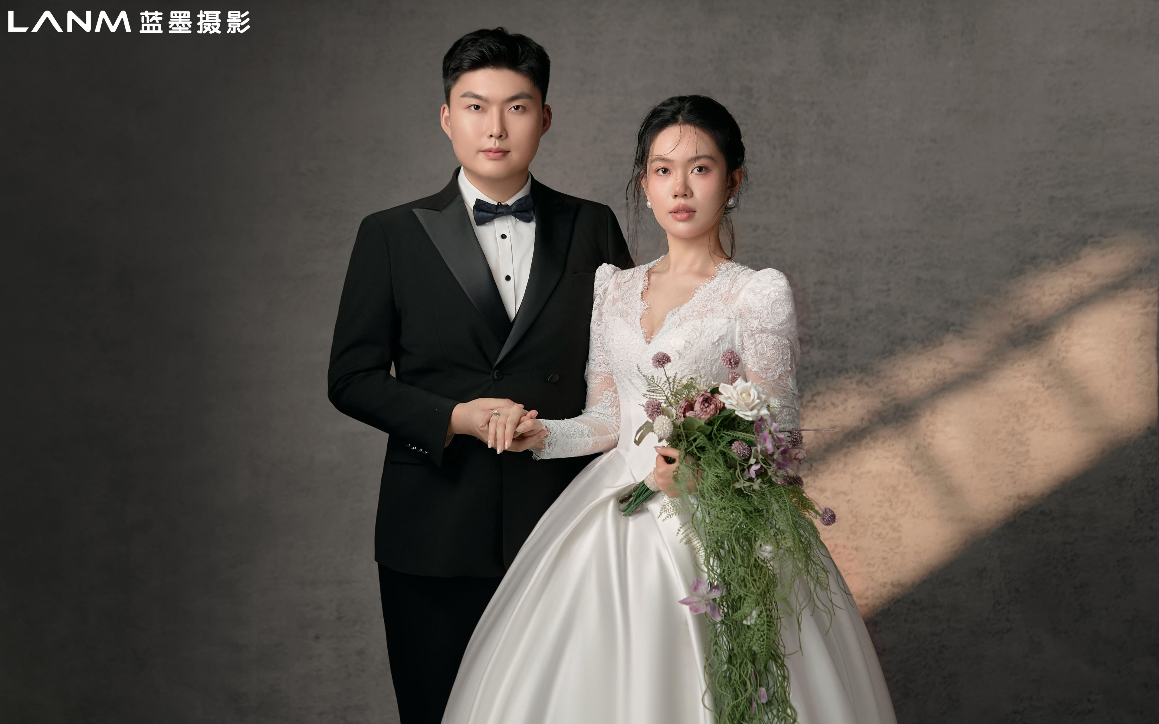 老公的审美封神！轻复古婚纱照氛围感绝了 