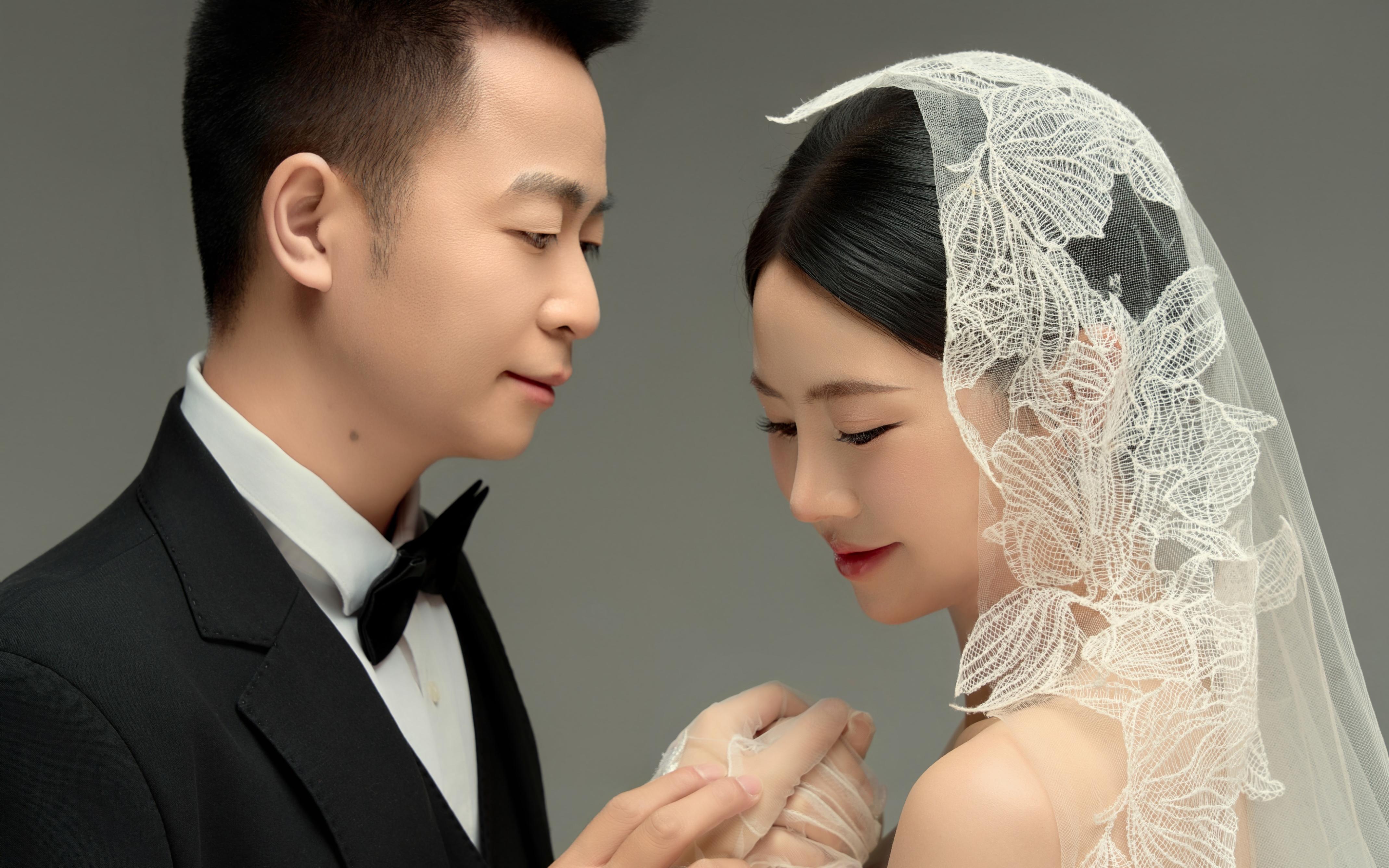 【亲密爱人】室内简约缎面主纱婚纱照