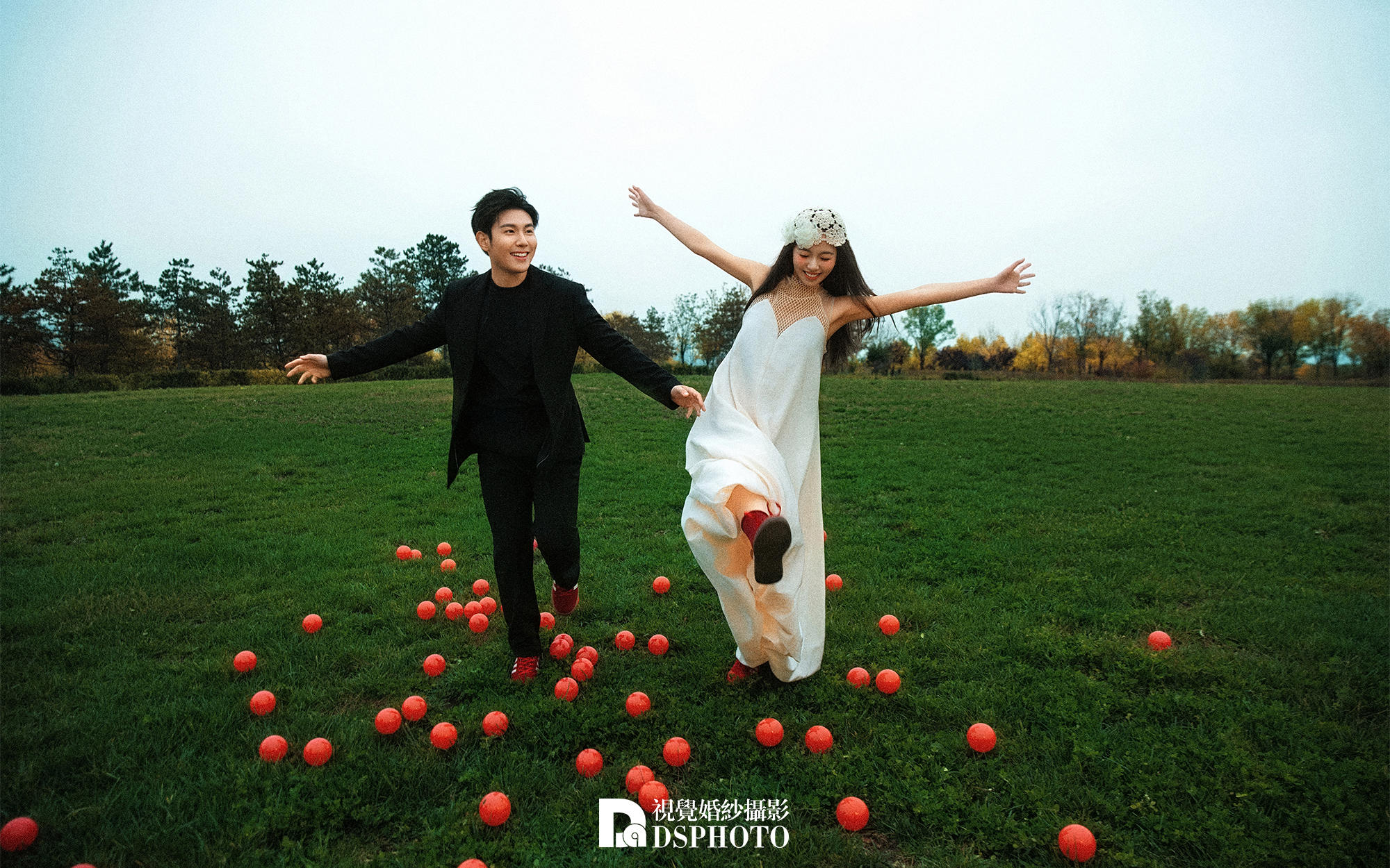 膠片感草坪婚紗照｜那天，我們把“我愿意”笑成了詩