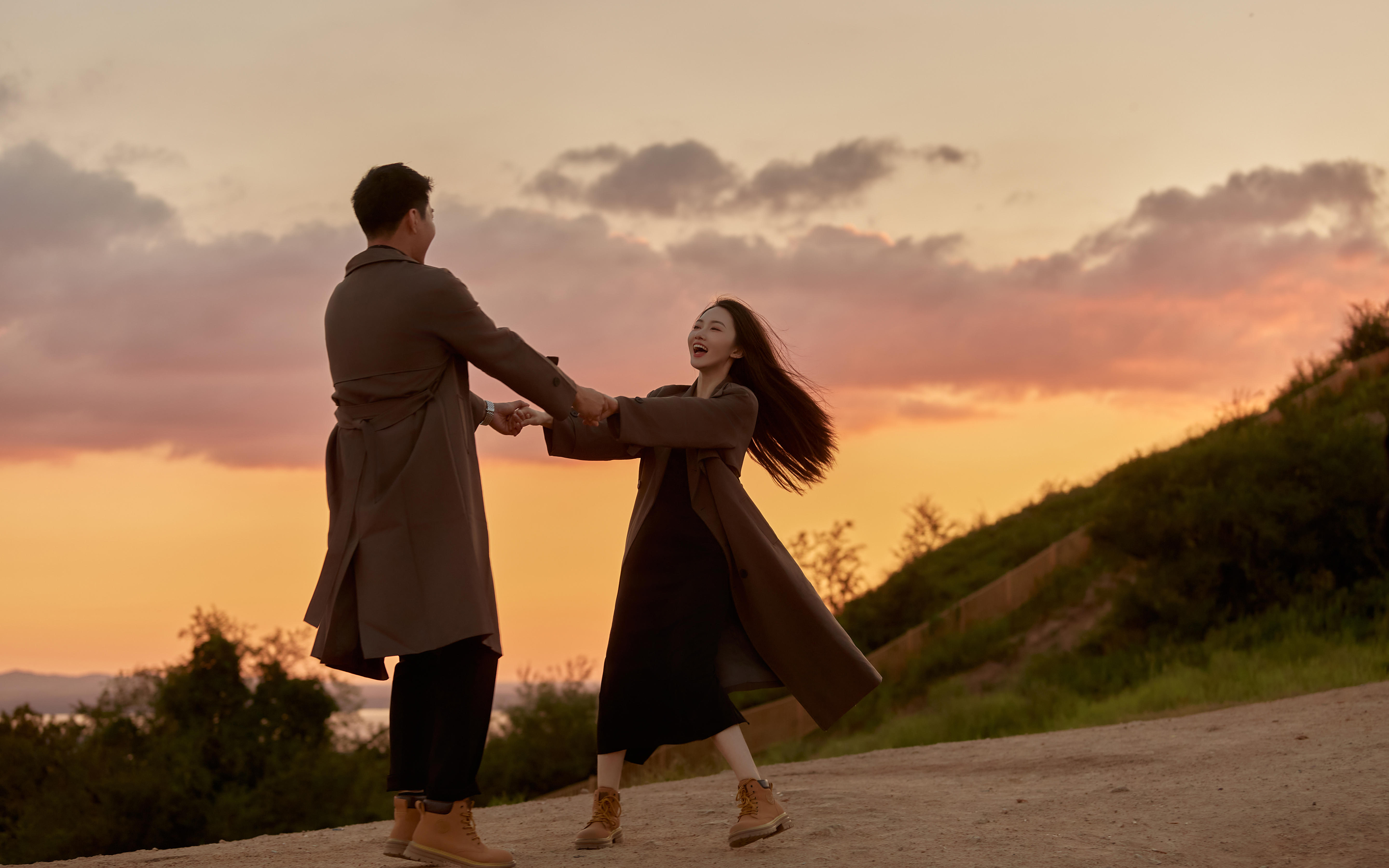 “落日溺在我们的山海”山顶夕阳婚纱照