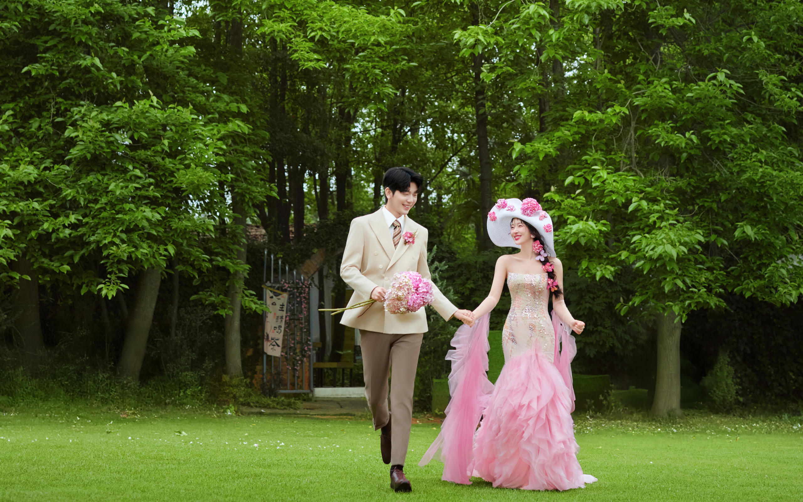 每一個女孩都應(yīng)有一個粉色公主婚紗照