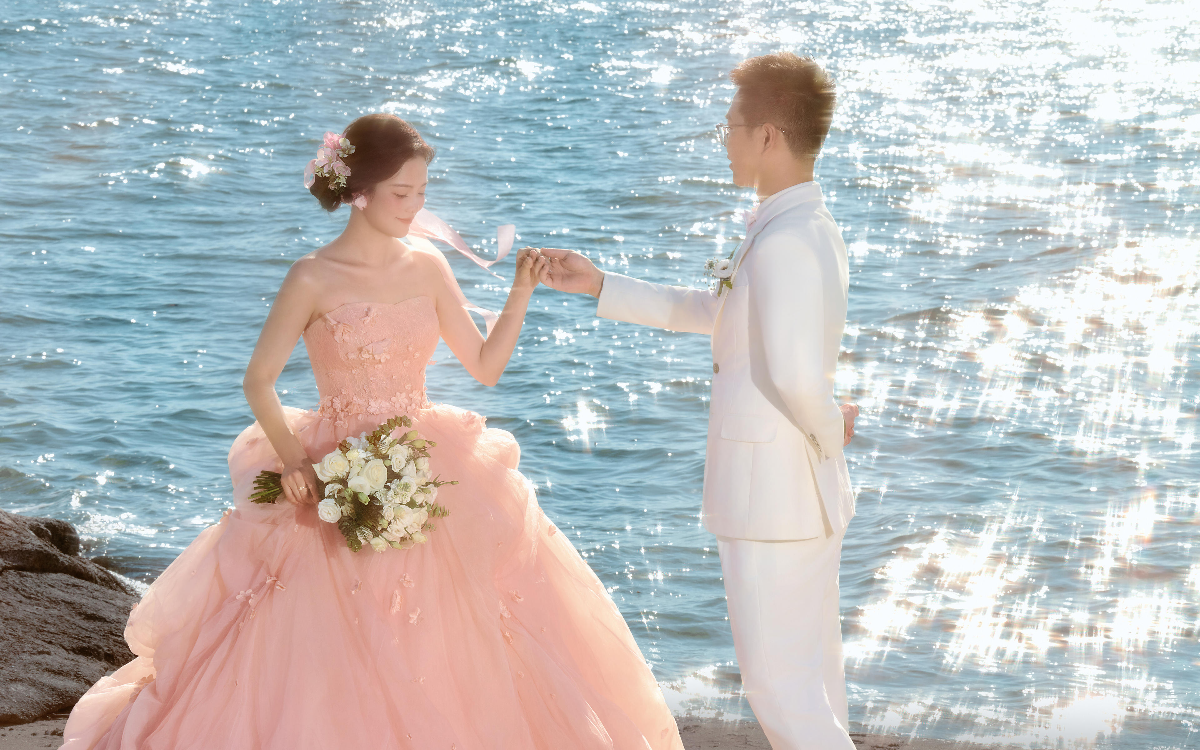 被落日吻過的海面 碎成了一萬顆鉆石??